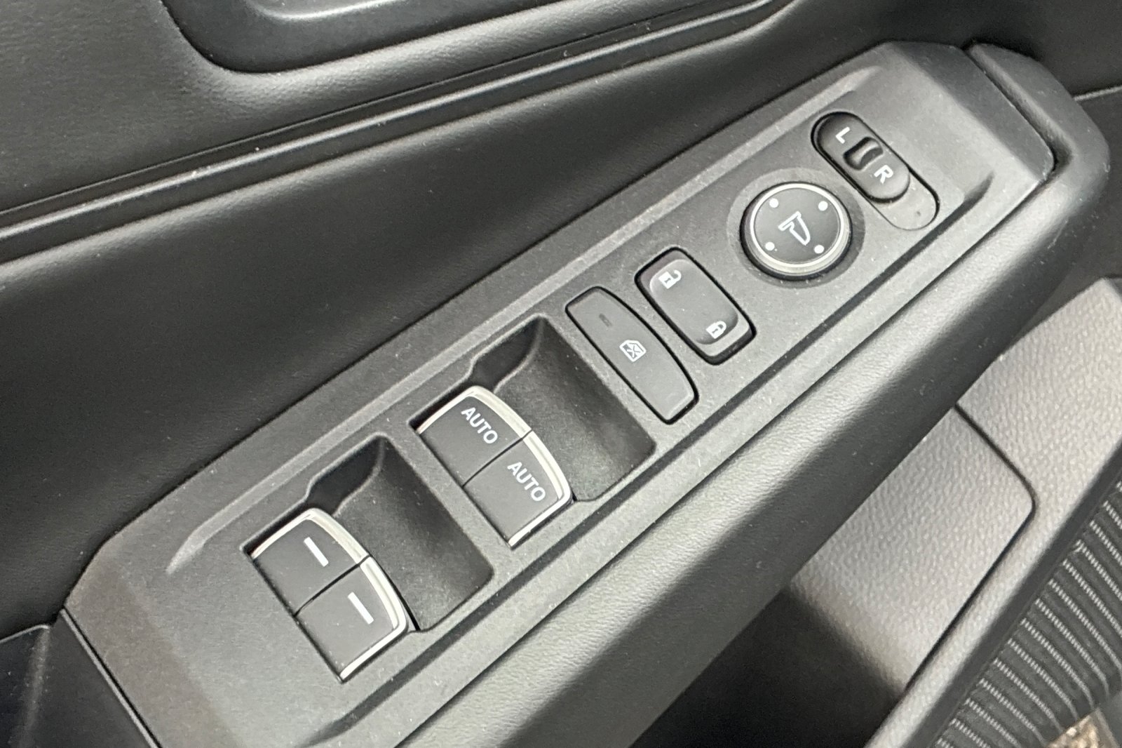 Used 2025 Meteorite Gray Metallic Honda SE image 12
