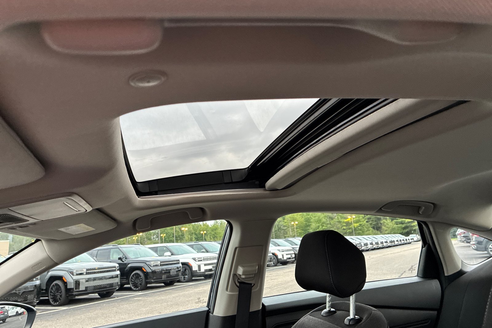 Used 2025 Meteorite Gray Metallic Honda SE image 21