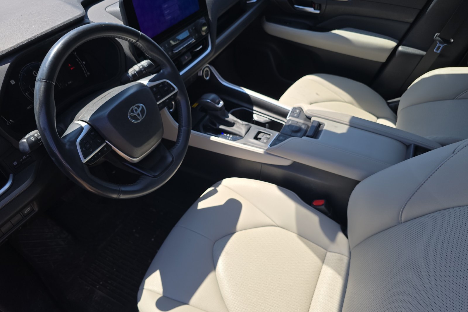 Used 2024  Toyota XLE image 7
