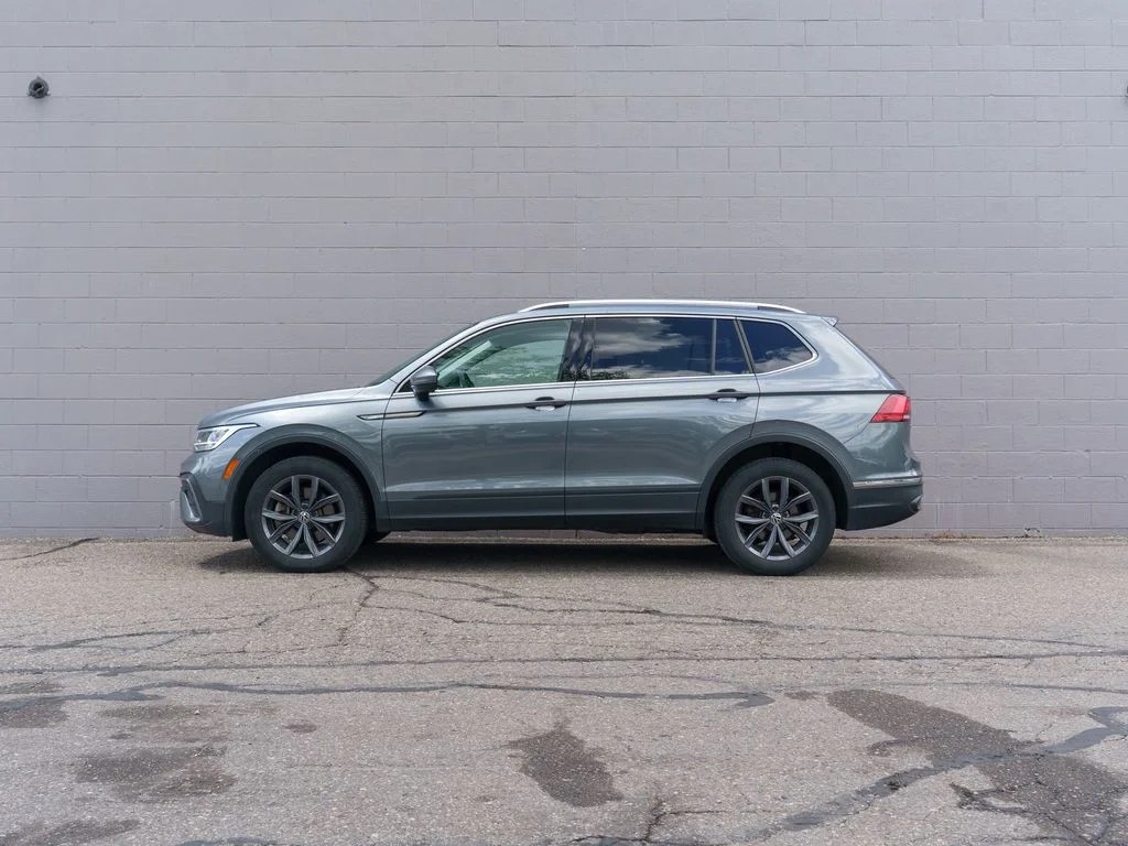 Used 2023 Platinum Gray Metallic Volkswagen 2.0T SE image 2