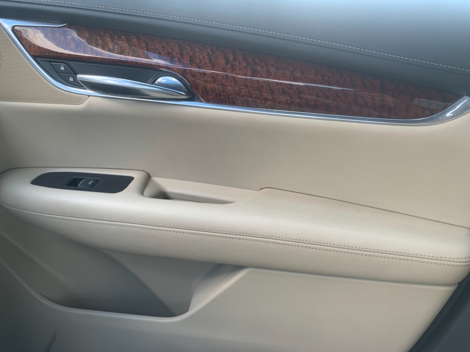 Used 2017 White Cadillac Premium Luxury image 21