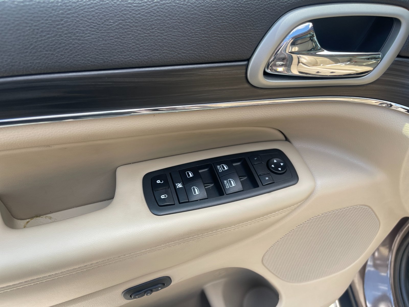 Used 2021 Brown Jeep Limited image 13