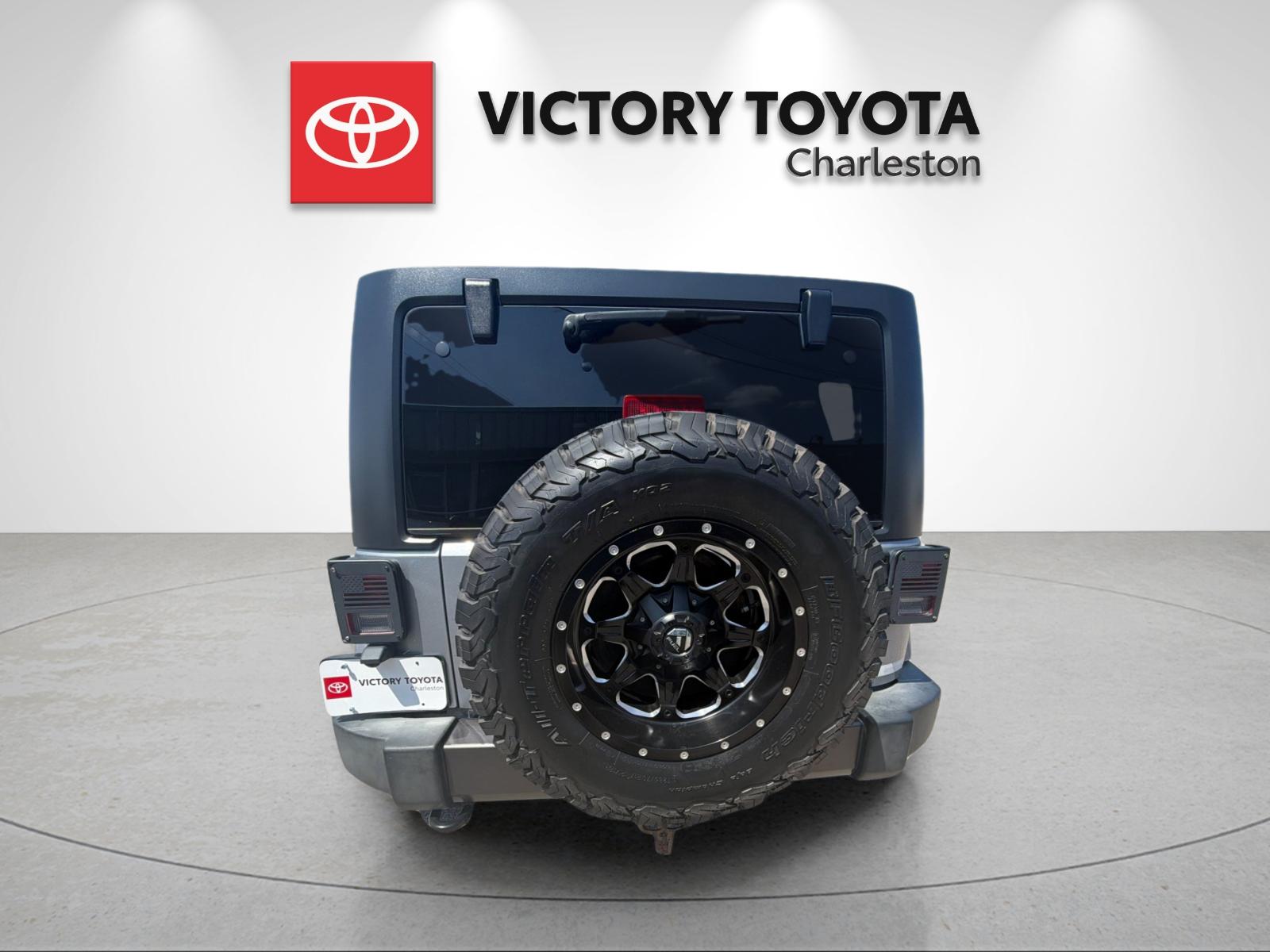 Used 2016 Silver Jeep Unlimited Sport image 4