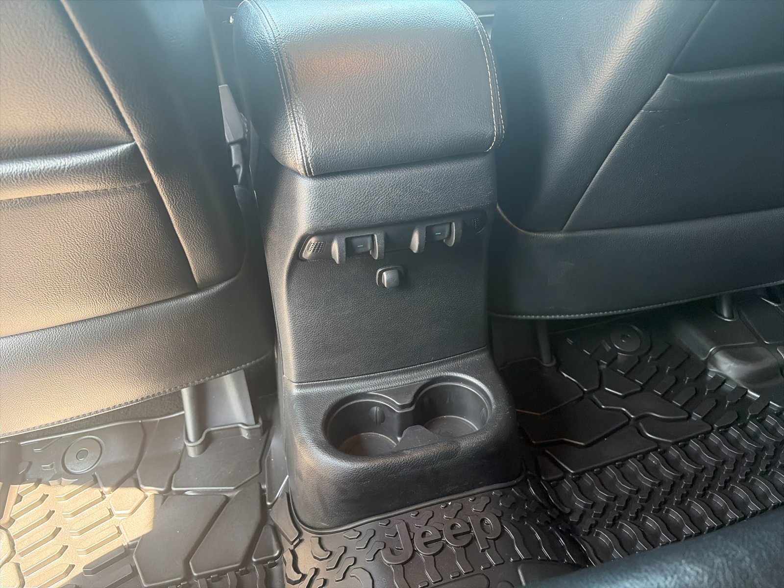 Used 2016 Silver Jeep Unlimited Sport image 15