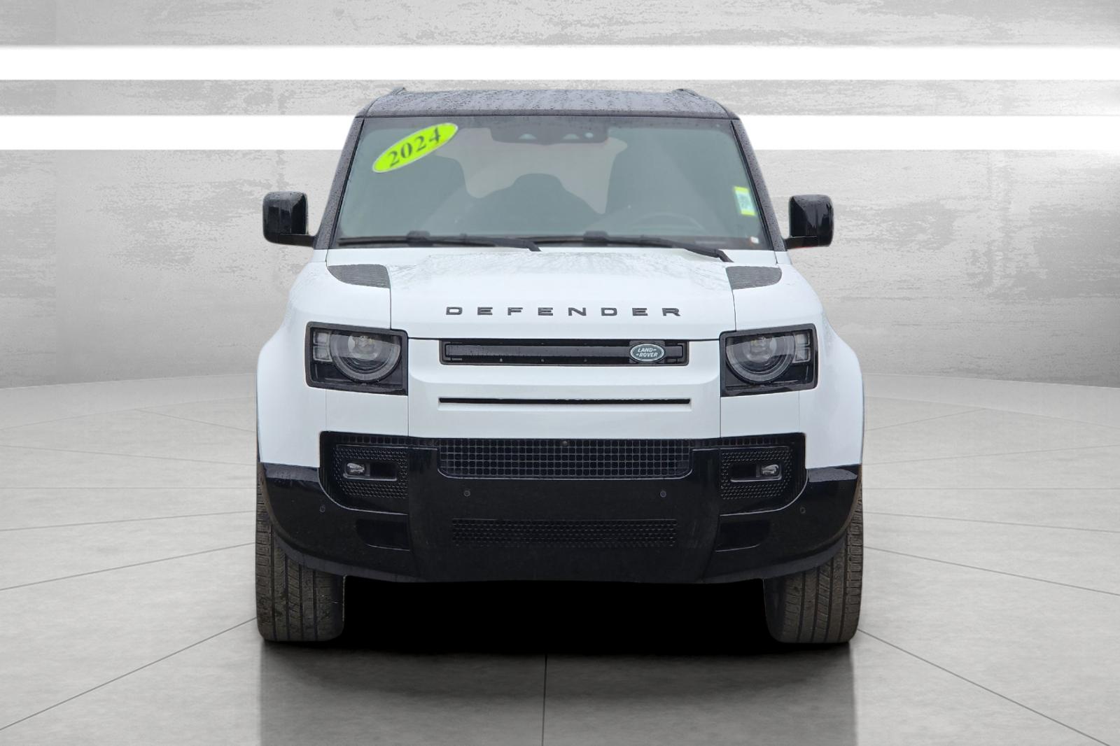 Used 2024 White Land Rover X-Dynamic SE image 6