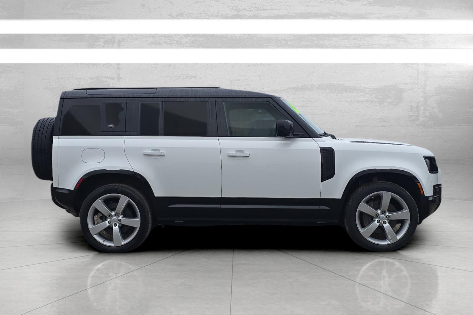 Used 2024 White Land Rover X-Dynamic SE image 3