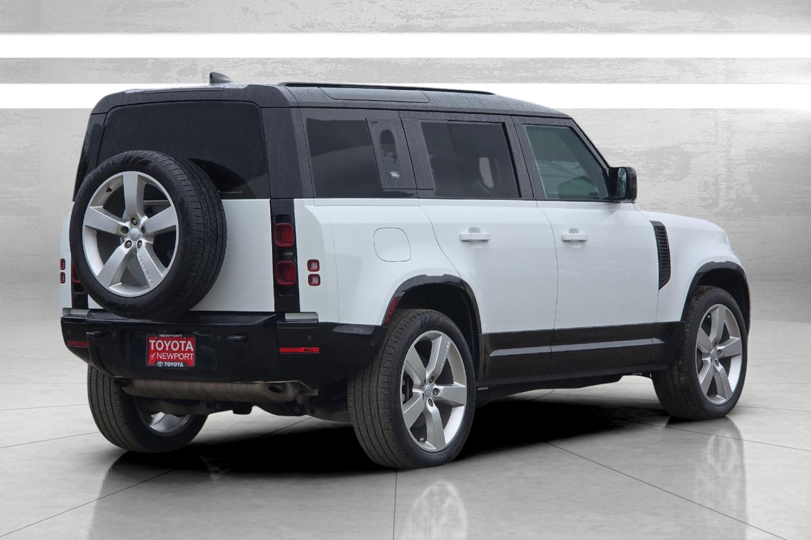 Used 2024 White Land Rover X-Dynamic SE image 4