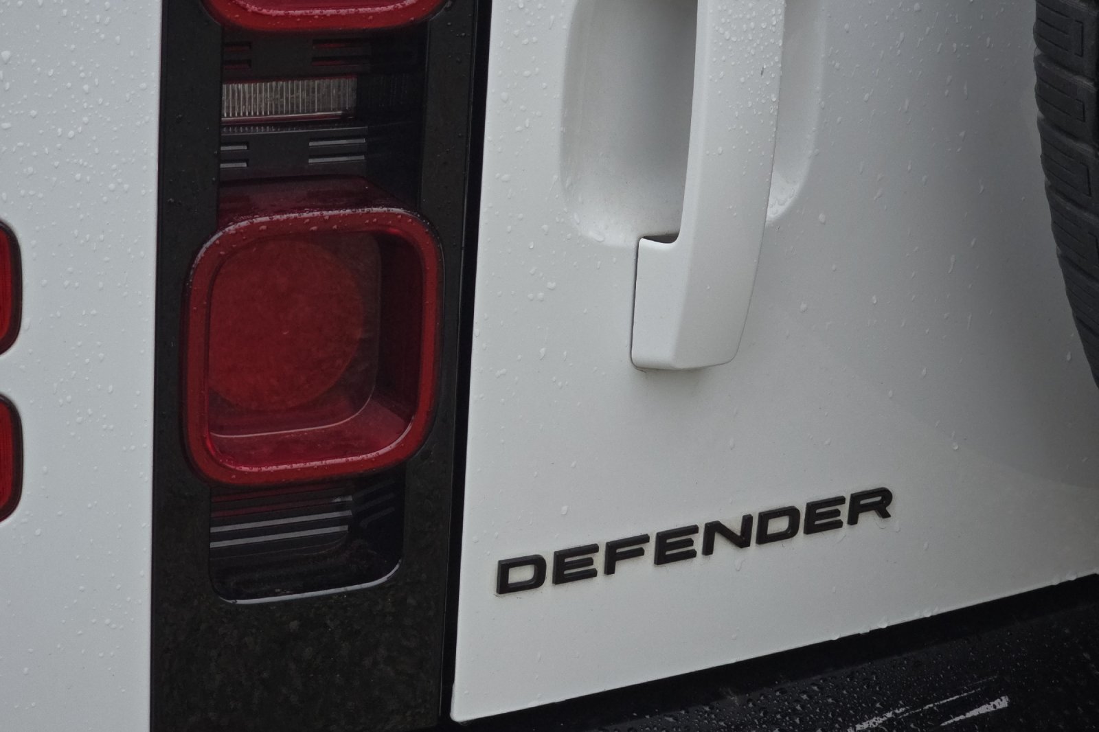 Used 2024 White Land Rover X-Dynamic SE image 24