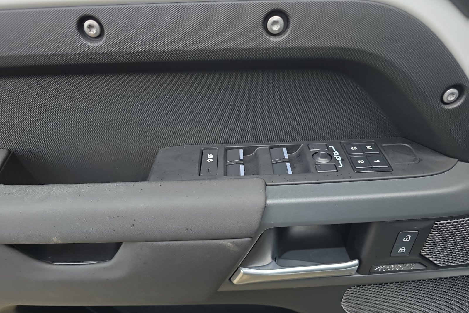 Used 2024 White Land Rover X-Dynamic SE image 8