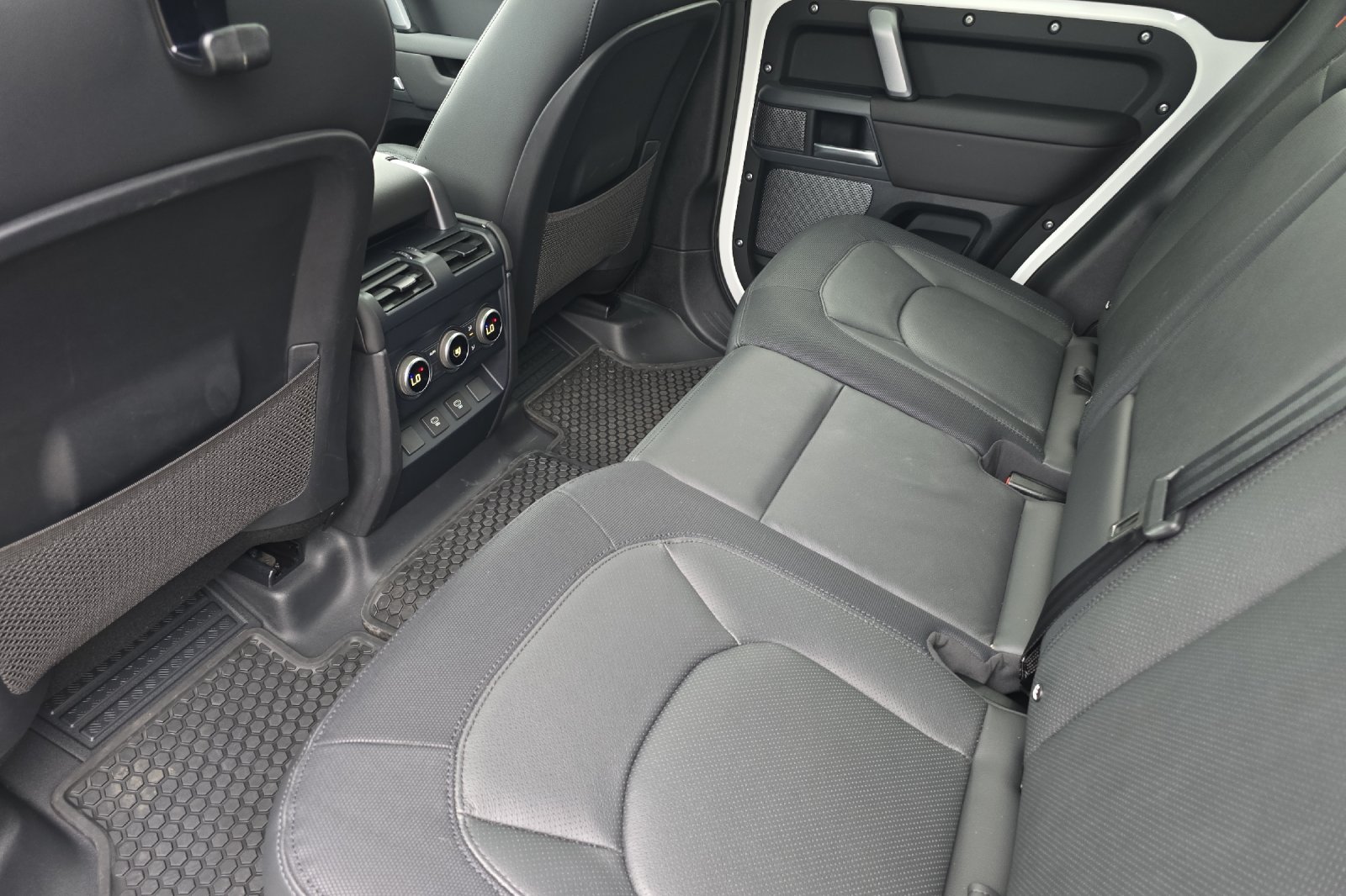Used 2024 White Land Rover X-Dynamic SE image 9