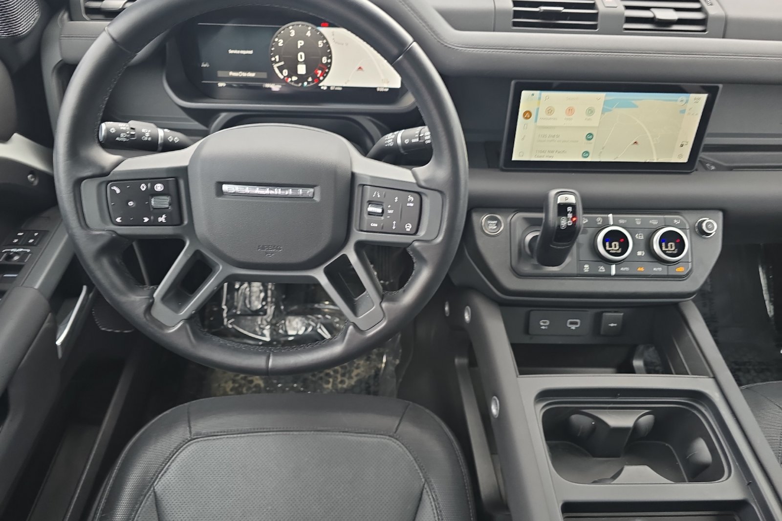 Used 2024 White Land Rover X-Dynamic SE image 11