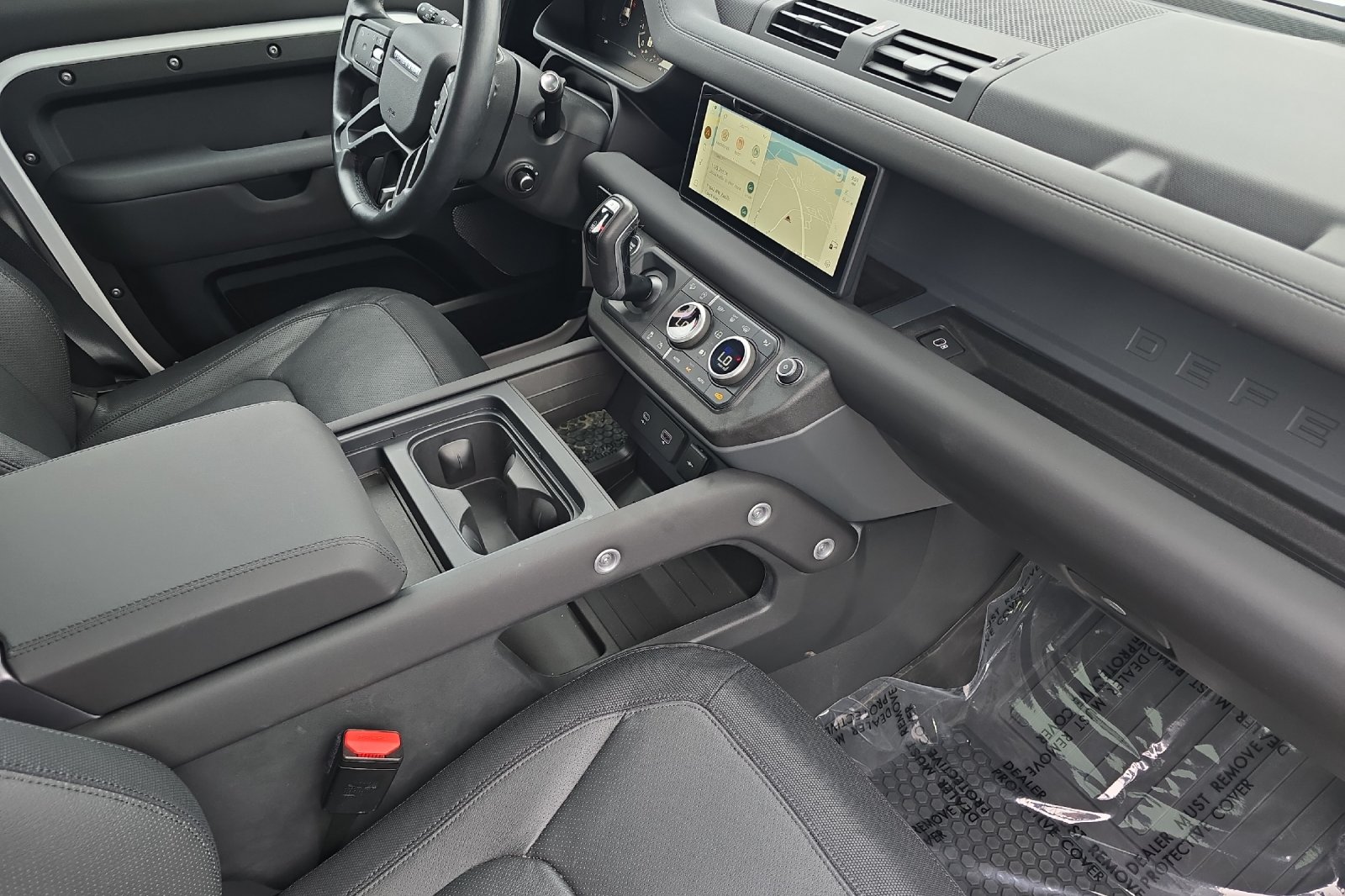 Used 2024 White Land Rover X-Dynamic SE image 13