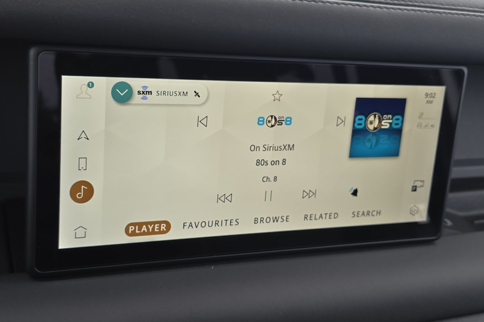 Used 2024 White Land Rover X-Dynamic SE image 15