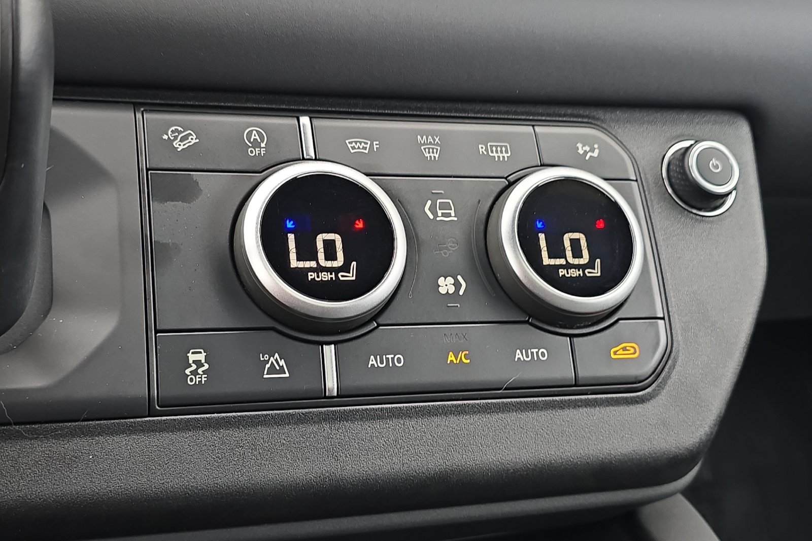 Used 2024 White Land Rover X-Dynamic SE image 18