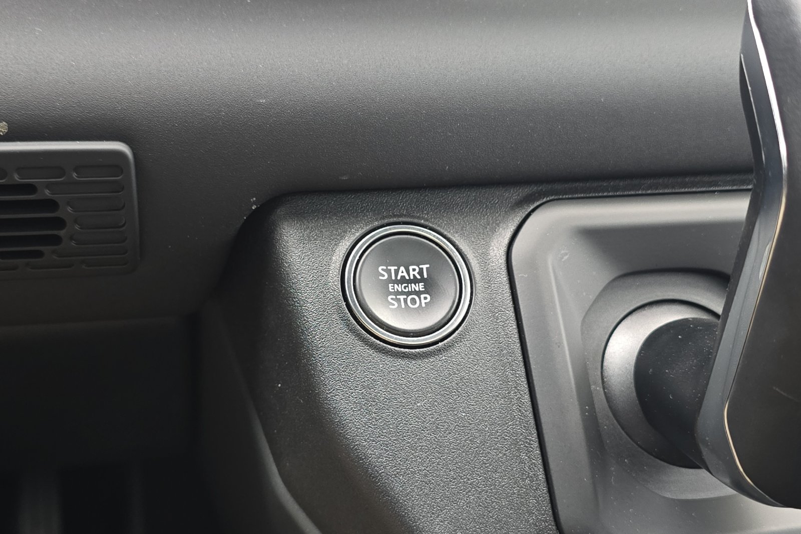 Used 2024 White Land Rover X-Dynamic SE image 20