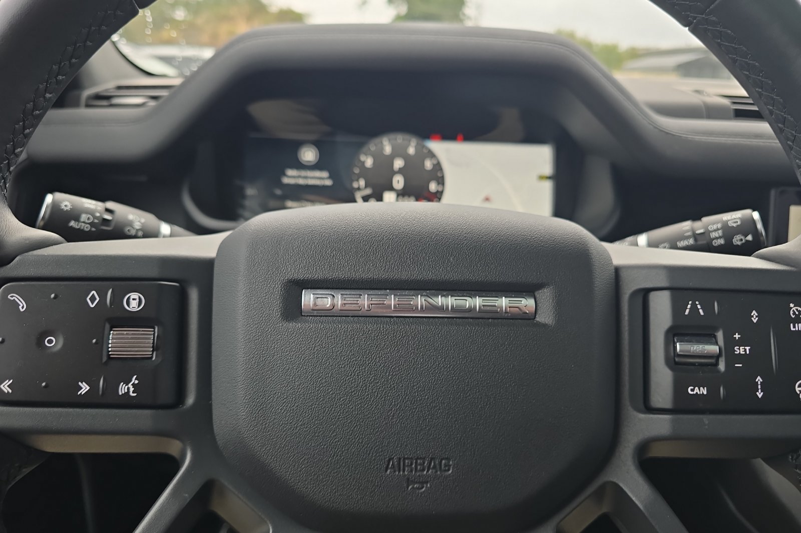 Used 2024 White Land Rover X-Dynamic SE image 21