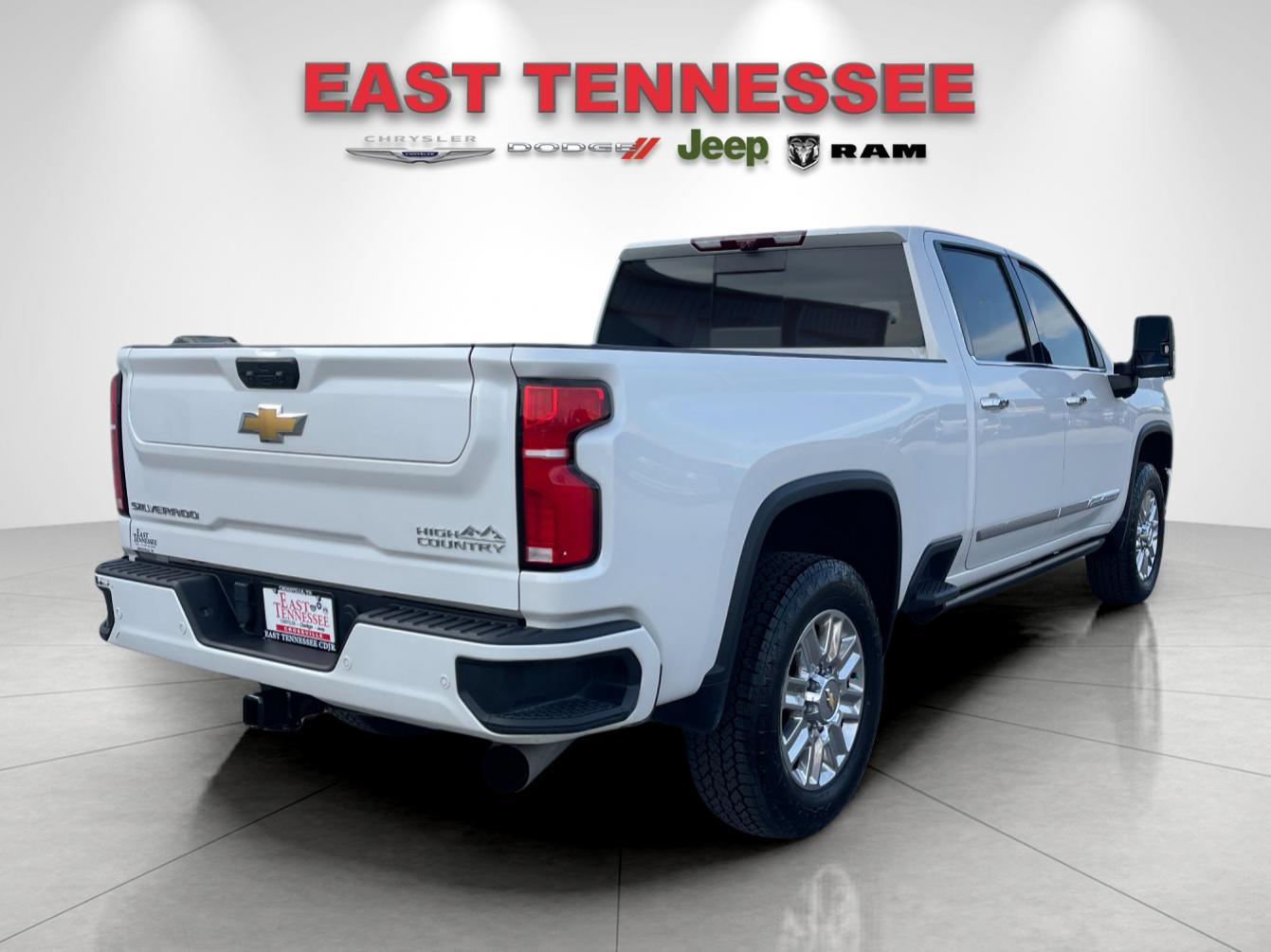 Used 2024 Beige Chevrolet High Country image 3