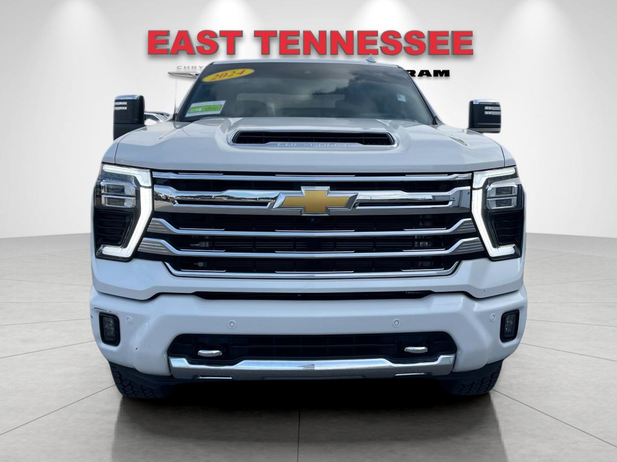 Used 2024 Beige Chevrolet High Country image 9