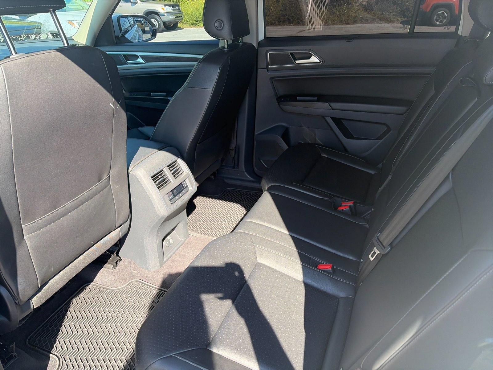 Used 2019 Pure White Volkswagen 3.6L V6 SE image 14