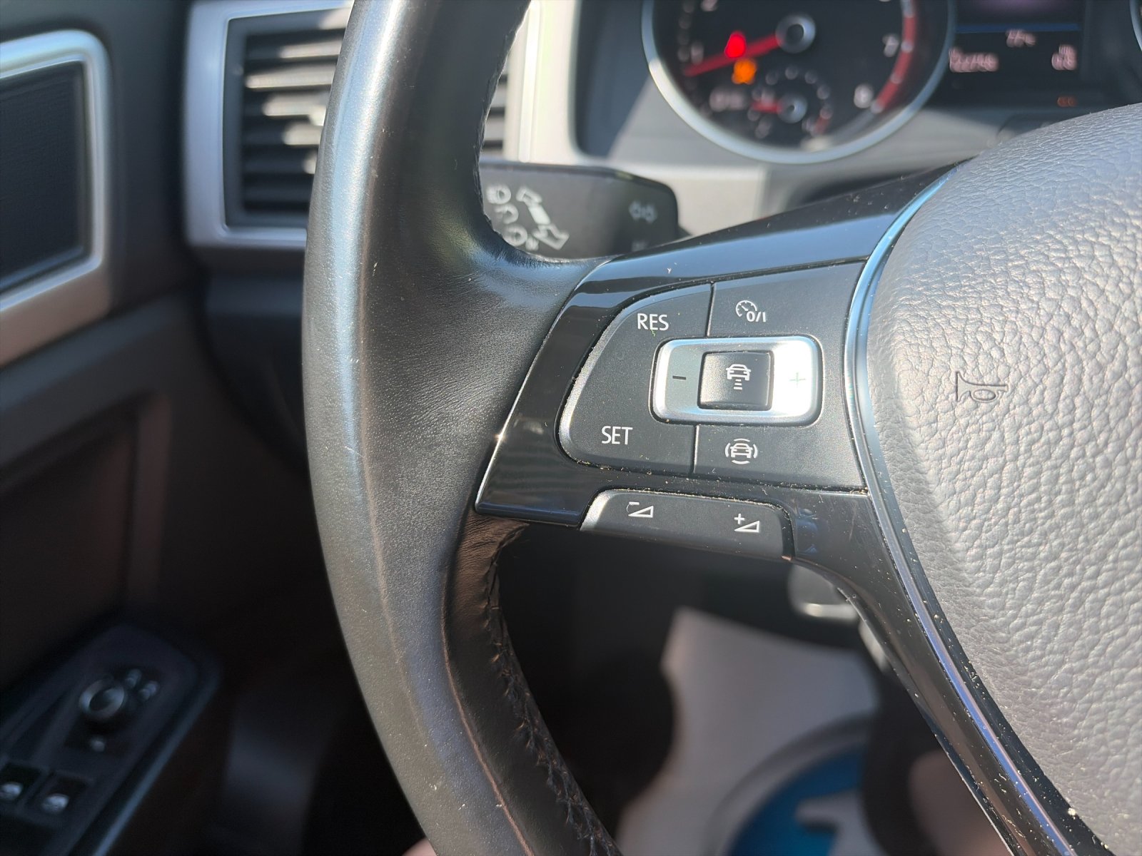 Used 2019 Pure White Volkswagen 3.6L V6 SE image 28