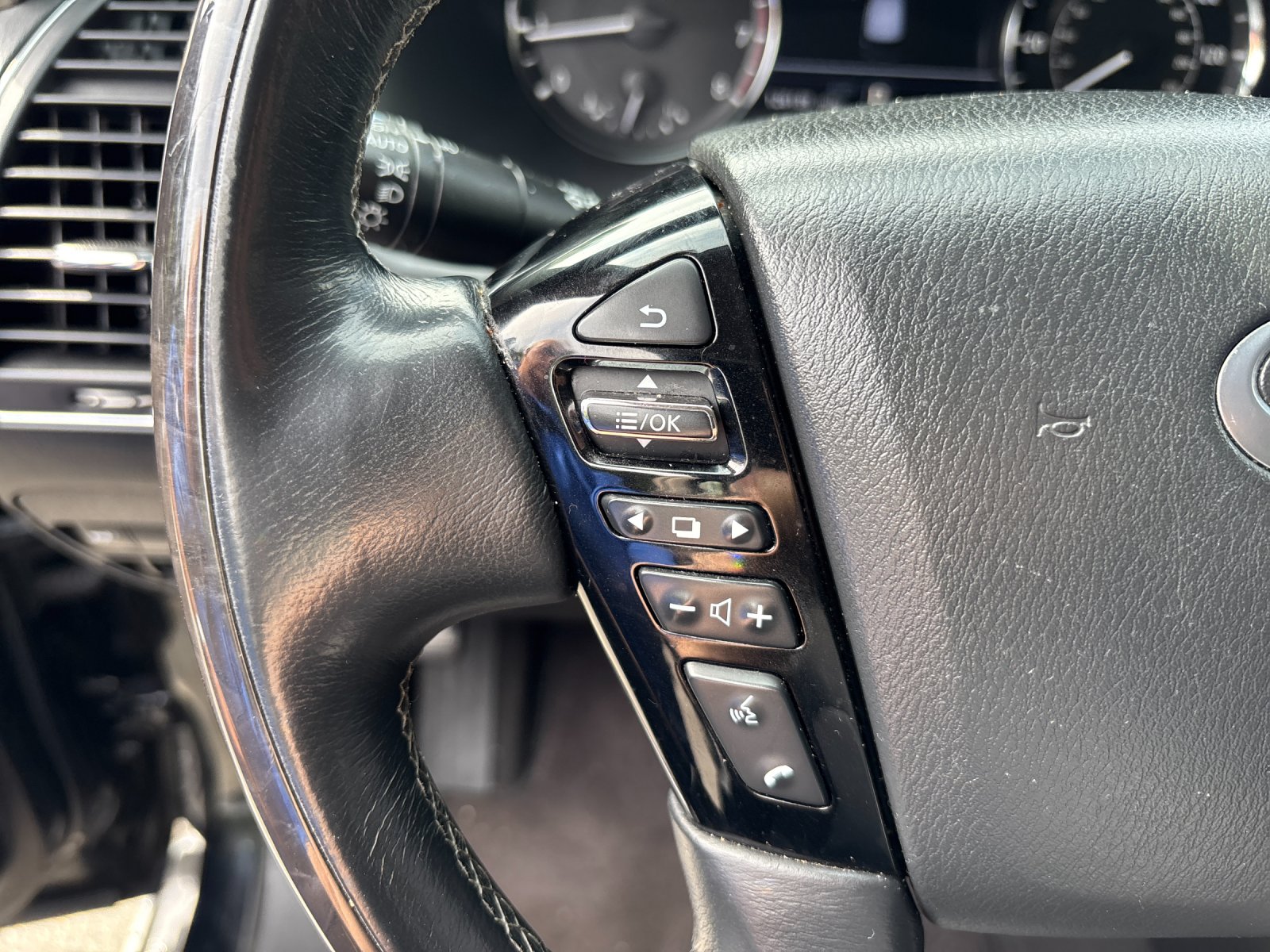 Used 2020 Black Obsidian INFINITI LUXE image 19