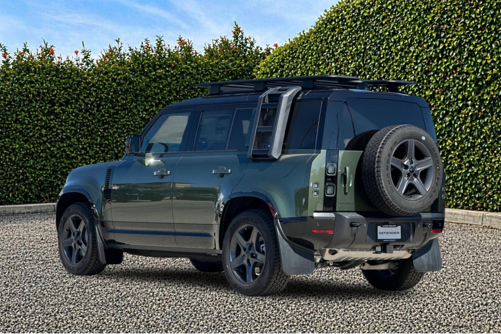 New 2026 Woolstone Green Land Rover X-Dynamic SE image 4