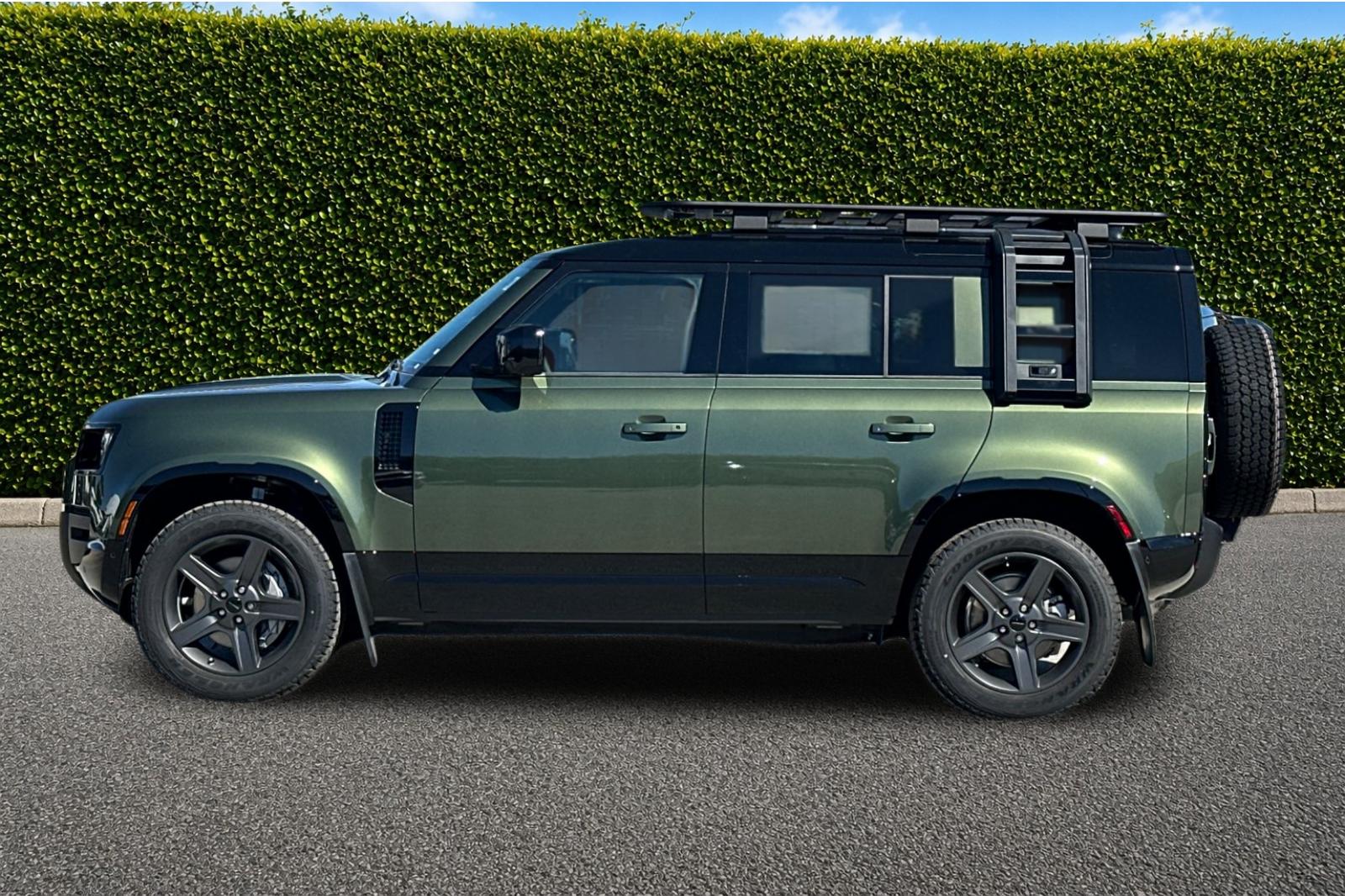 New 2026 Woolstone Green Land Rover X-Dynamic SE image 3