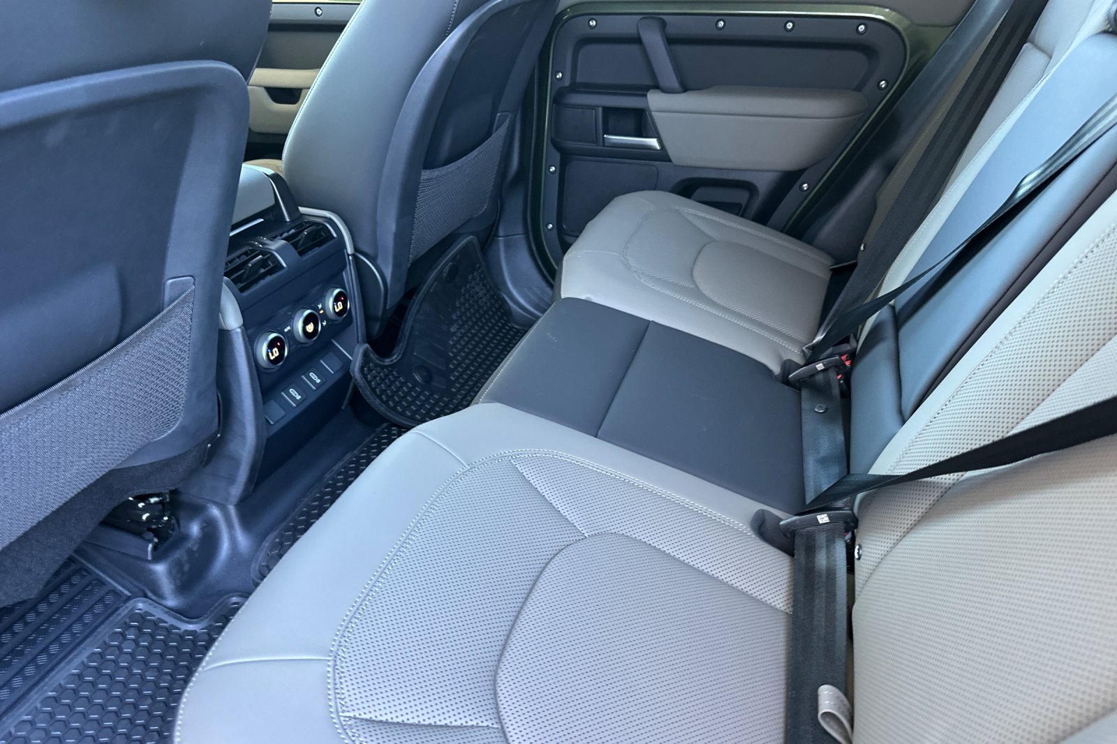 New 2026 Woolstone Green Land Rover X-Dynamic SE image 12