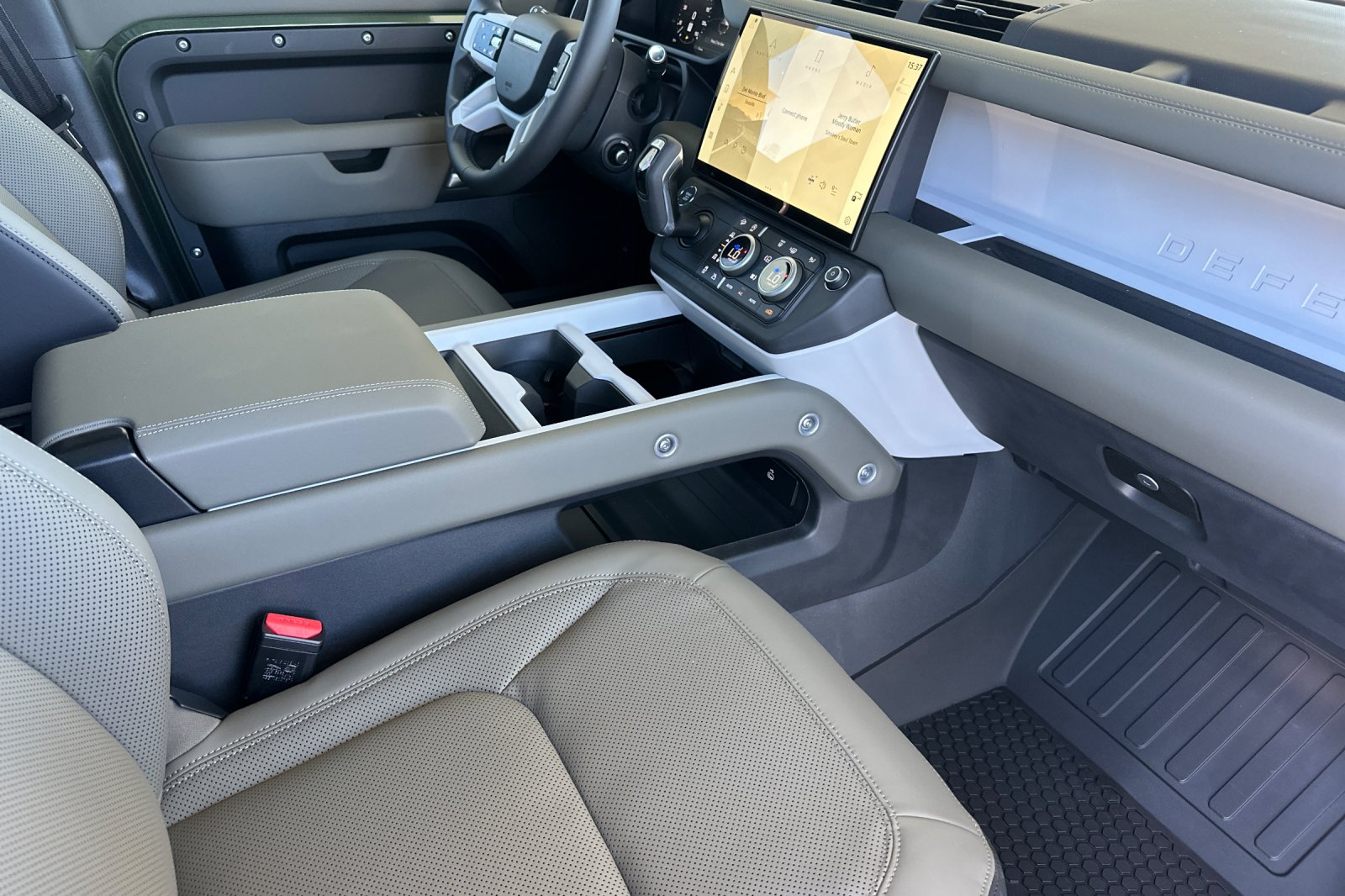 New 2026 Woolstone Green Land Rover X-Dynamic SE image 16