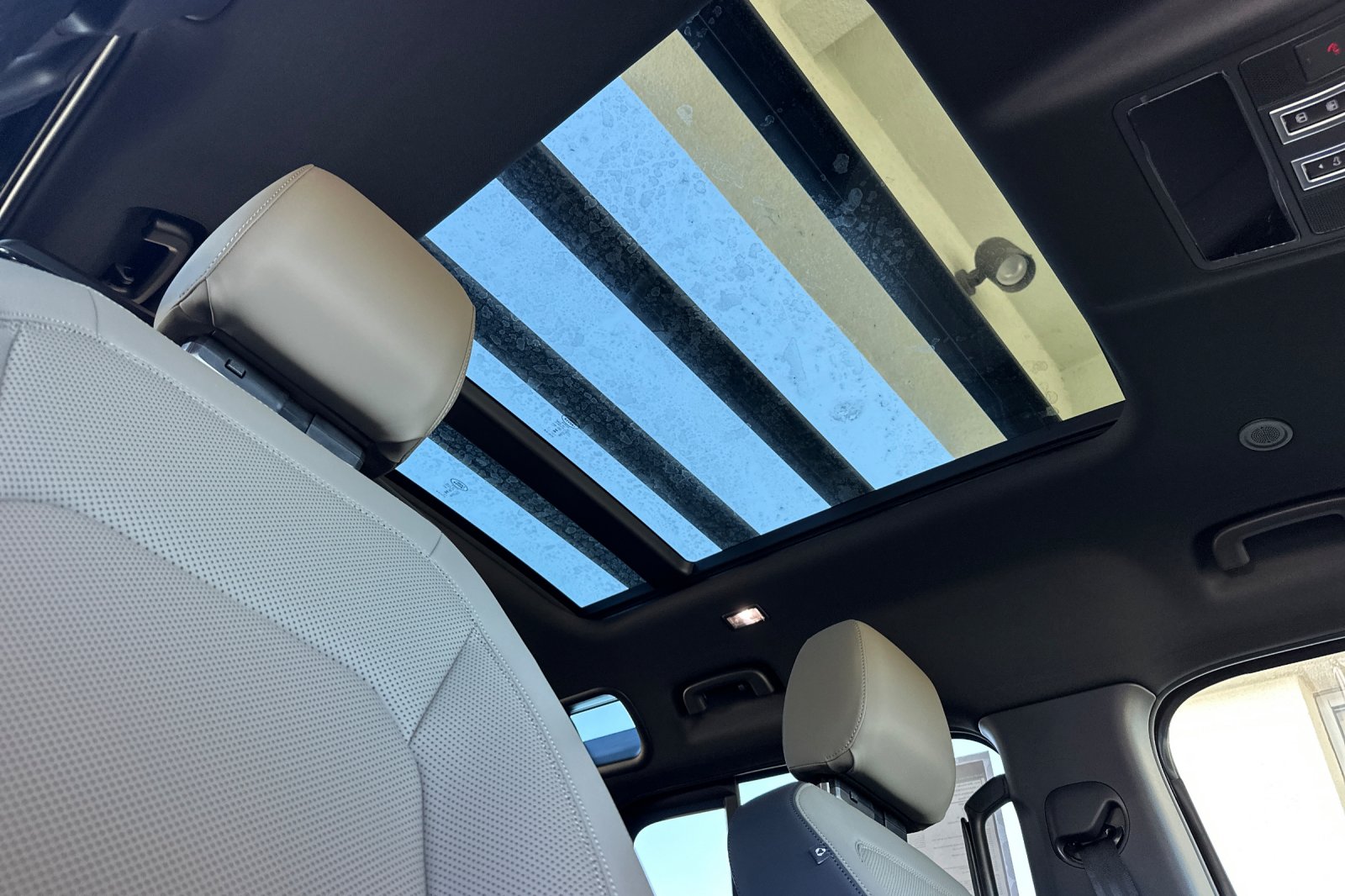 New 2026 Woolstone Green Land Rover X-Dynamic SE image 17
