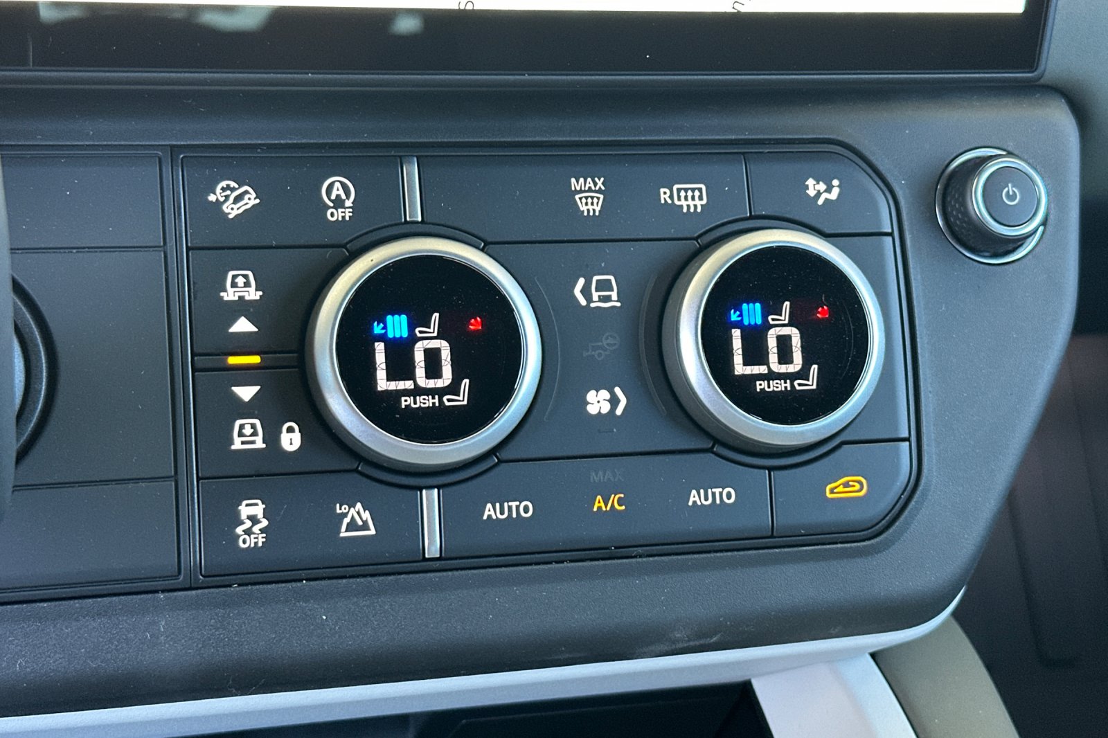New 2026 Woolstone Green Land Rover X-Dynamic SE image 21