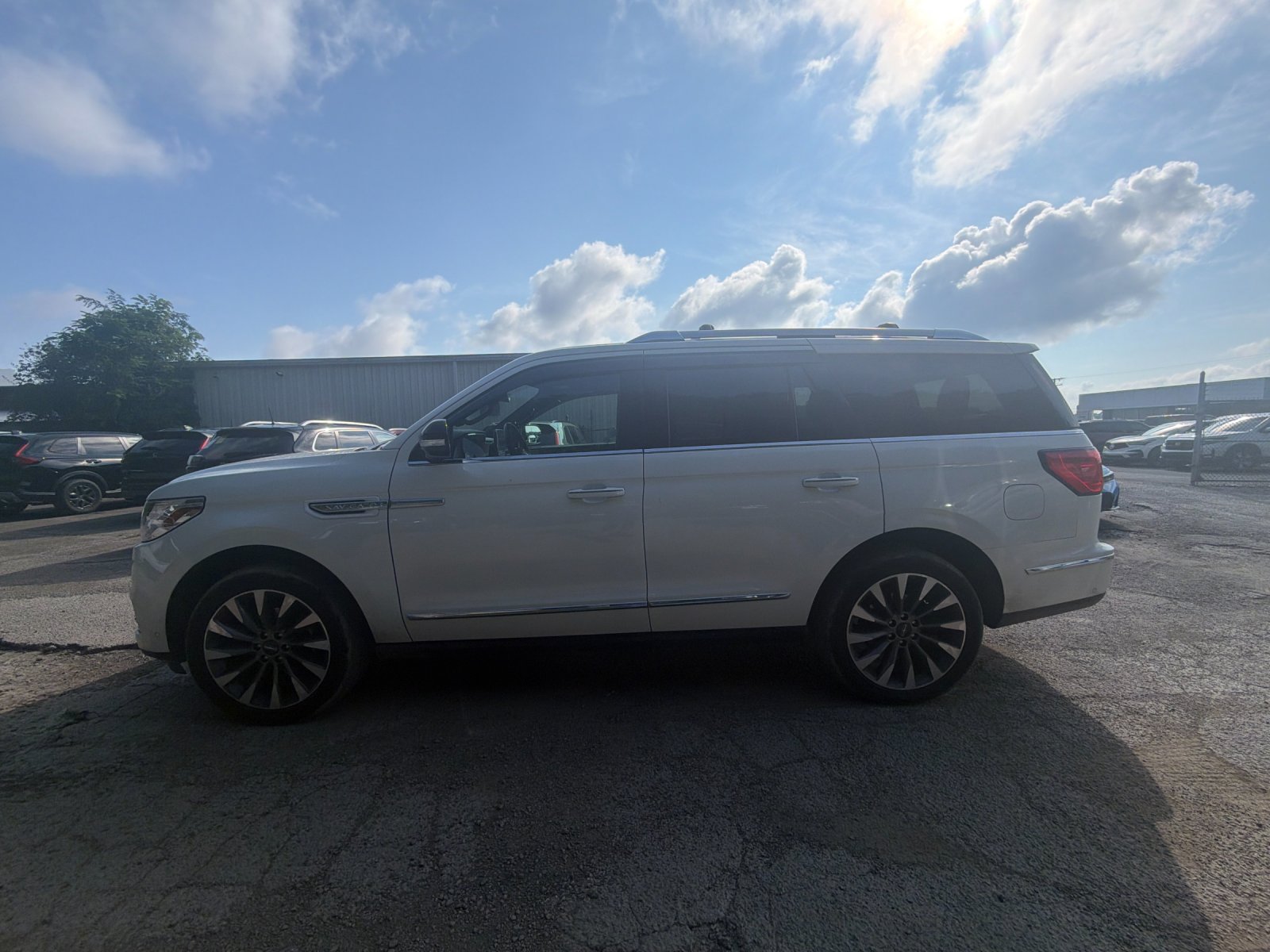 Used 2021 White Lincoln Reserve image 2