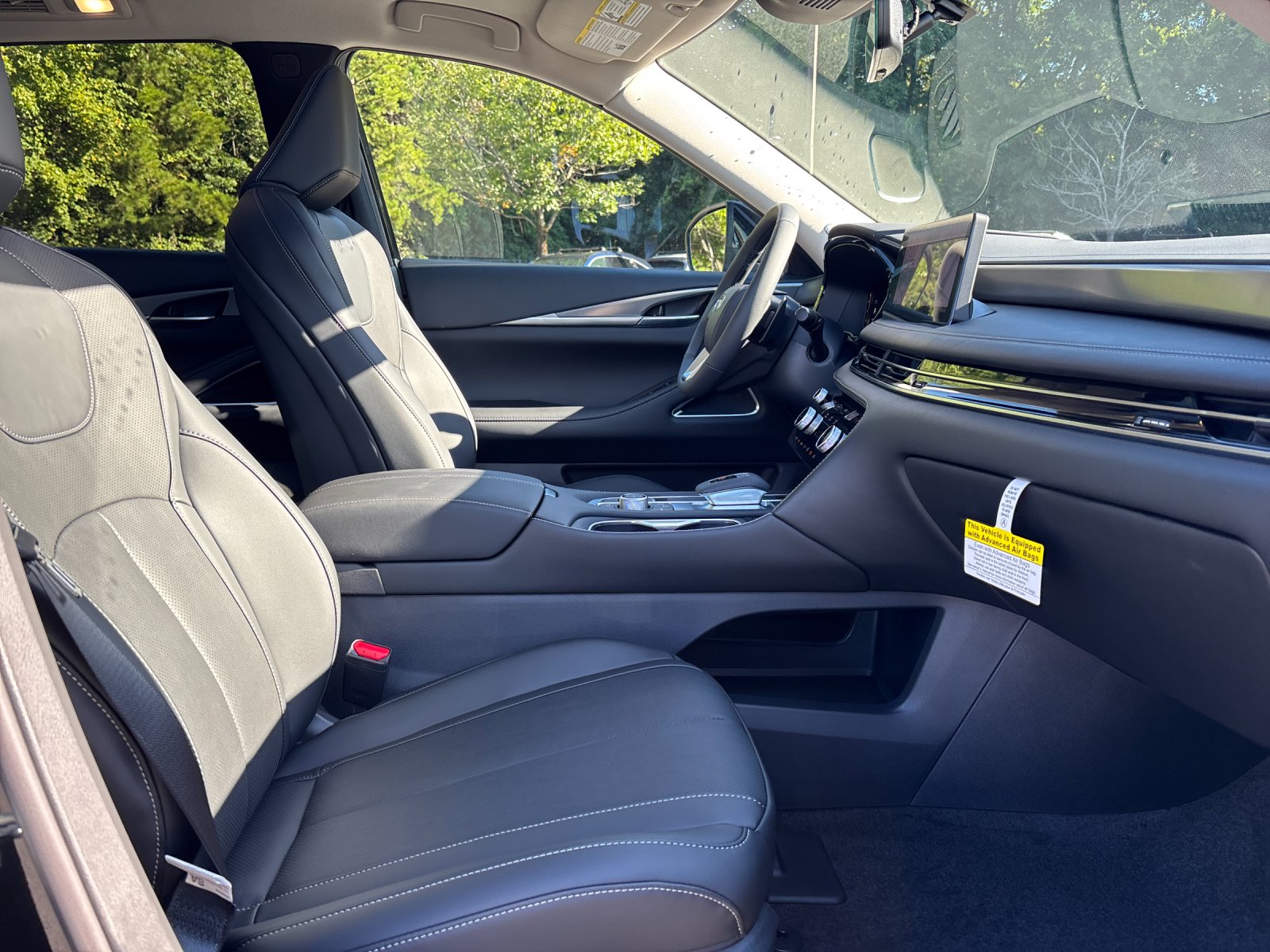 New 2027 MINERAL BLACK INFINITI Luxe AWD image 41
