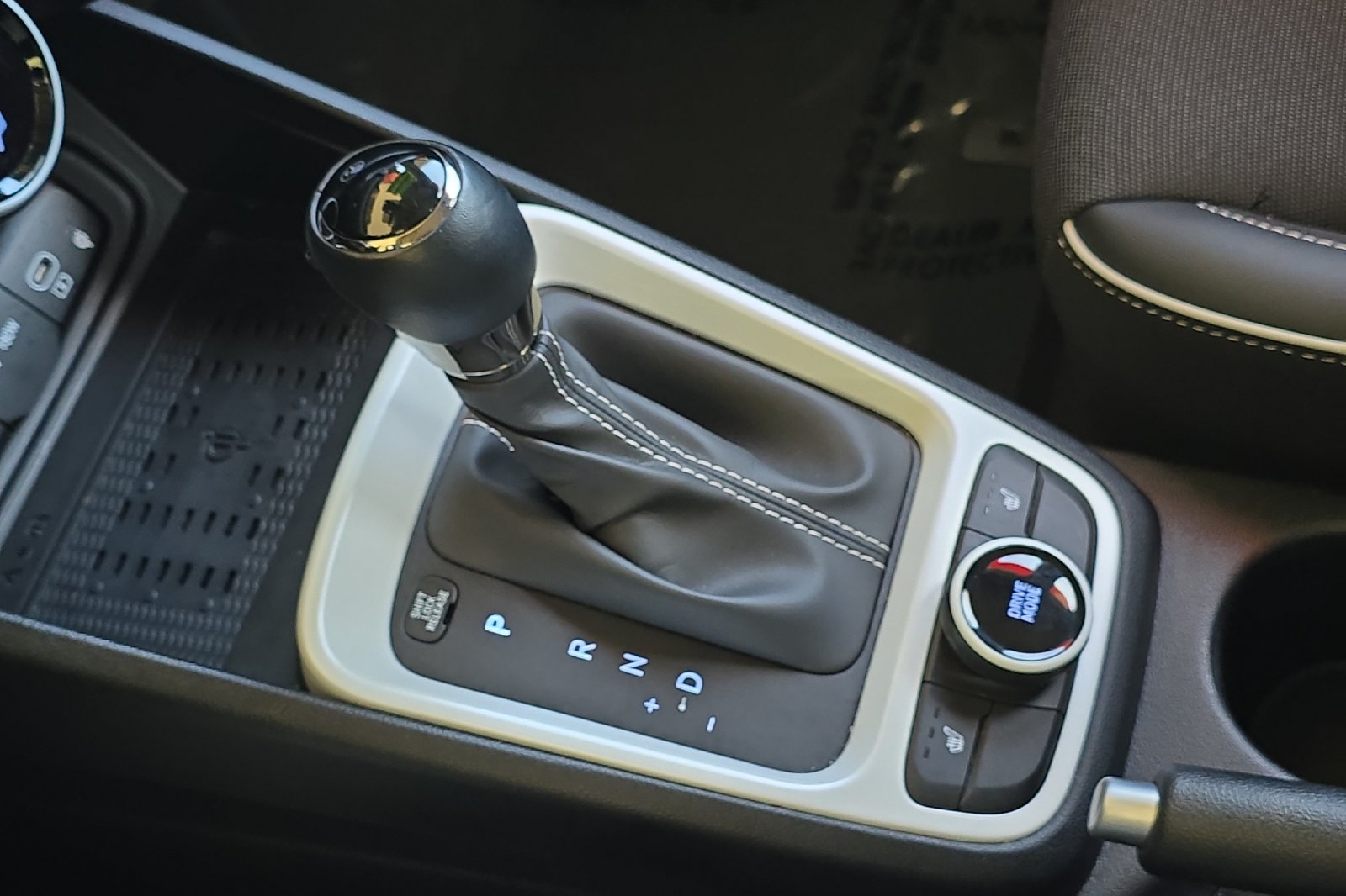 Used 2025 White Hyundai Limited image 21