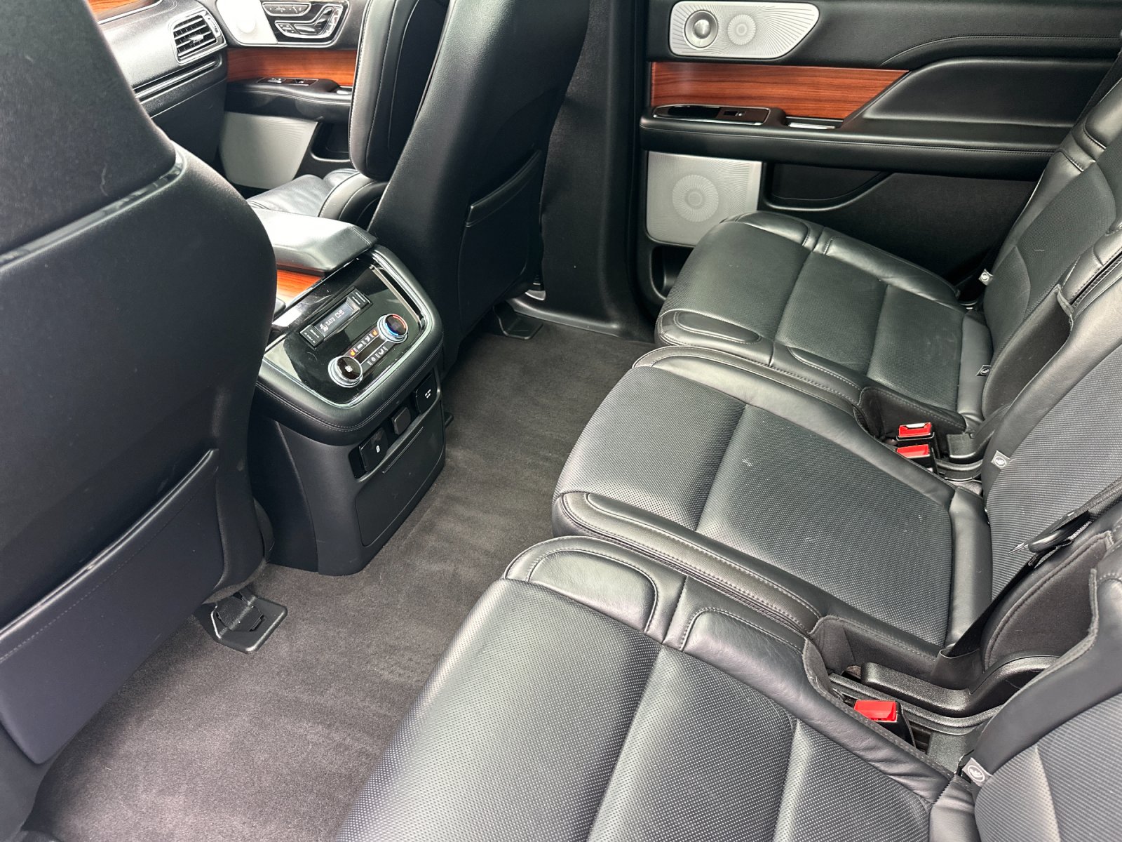 Used 2019 White Lincoln Reserve image 11
