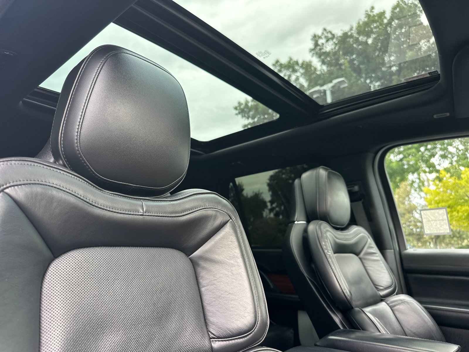 Used 2019 White Lincoln Reserve image 17