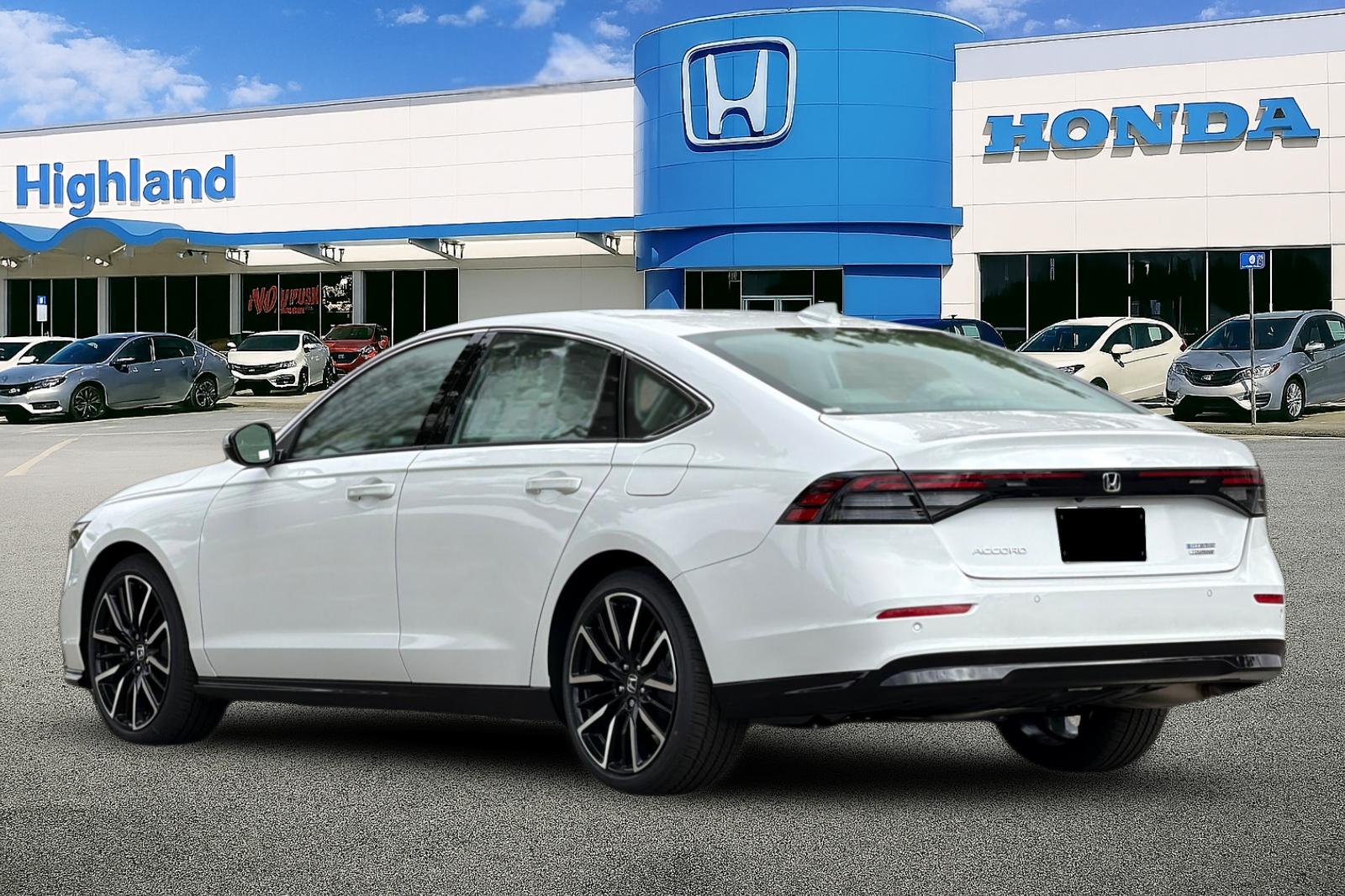 New 2026 Platinum White Pearl Honda Touring Hybrid image 3