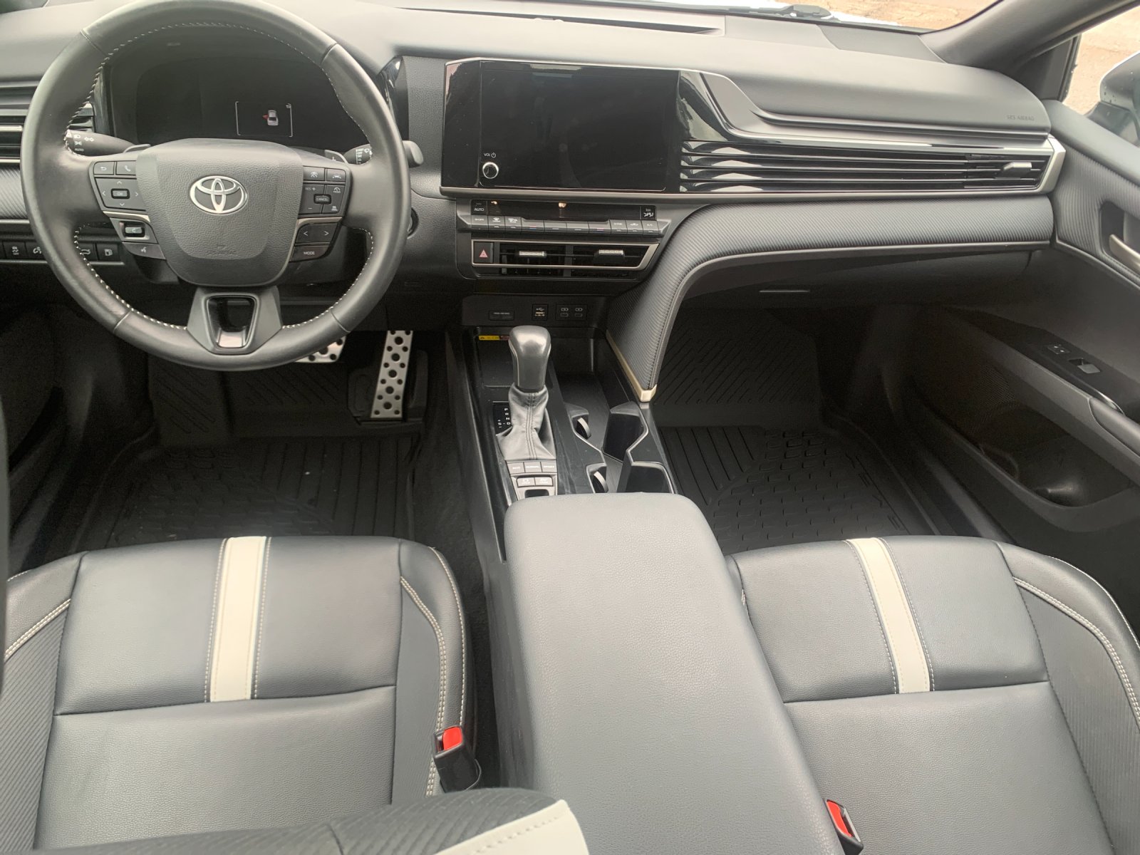 Used 2025 White Toyota SE image 17