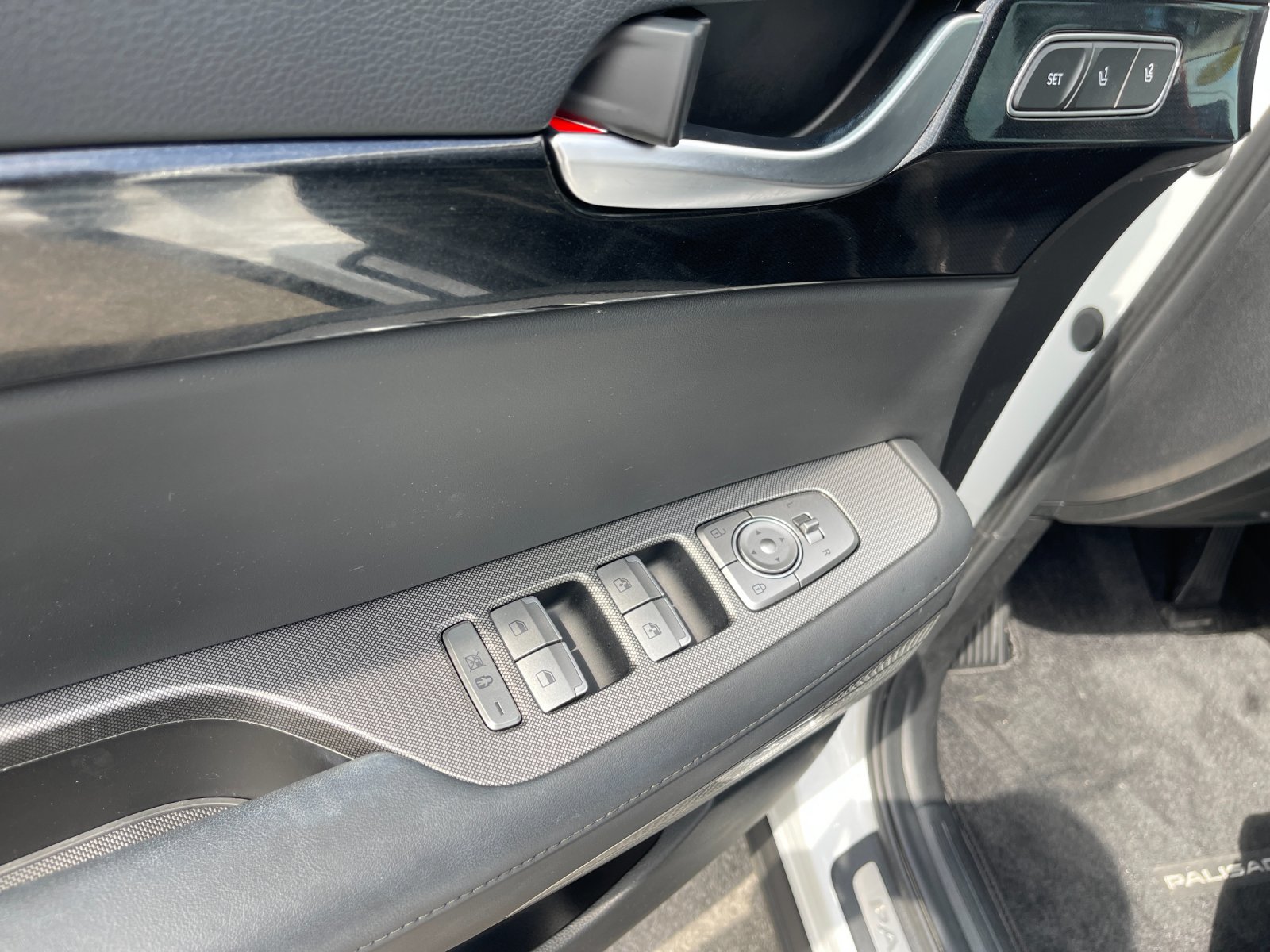 Used 2022 White Hyundai Limited image 13