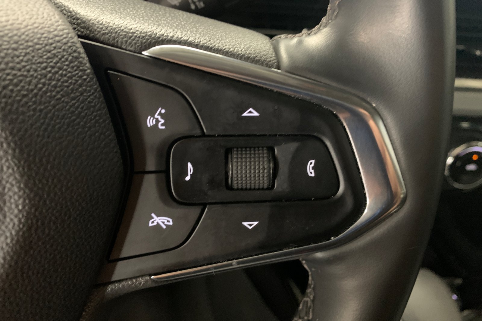 Used 2025 Sterling Gray Metallic Chevrolet LT image 28