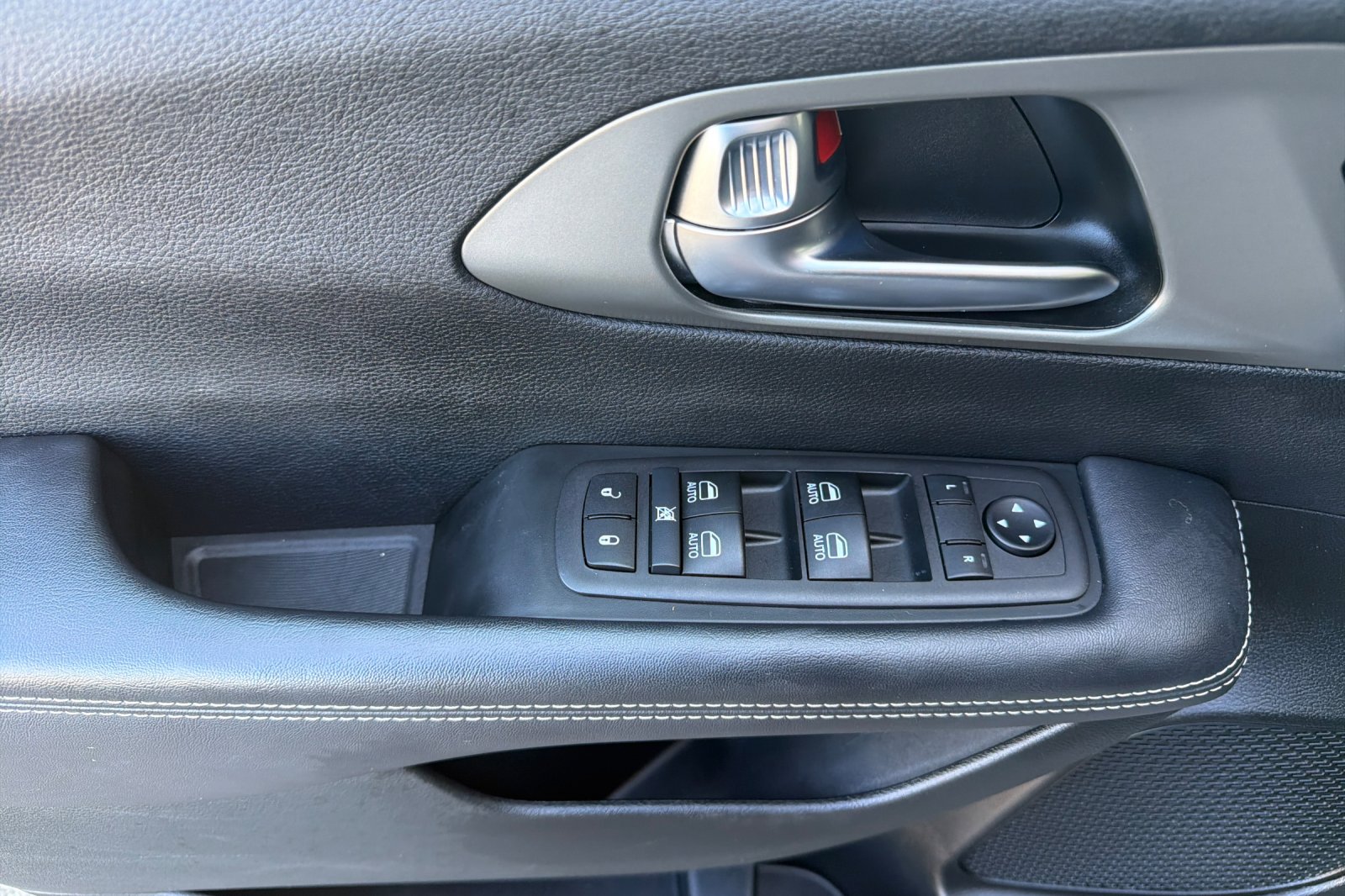 Used 2025 White Chrysler Select image 11