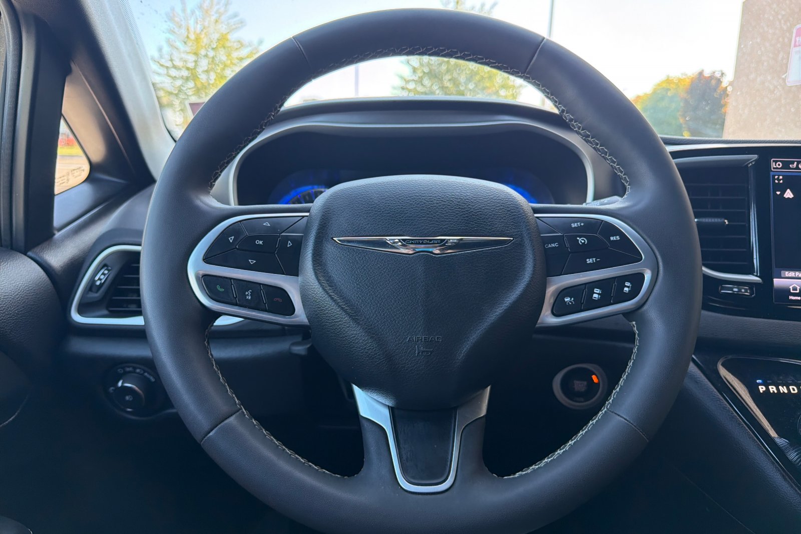 Used 2025 White Chrysler Select image 24