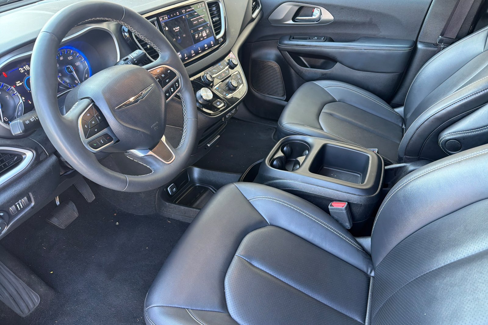 Used 2025 White Chrysler Select image 10