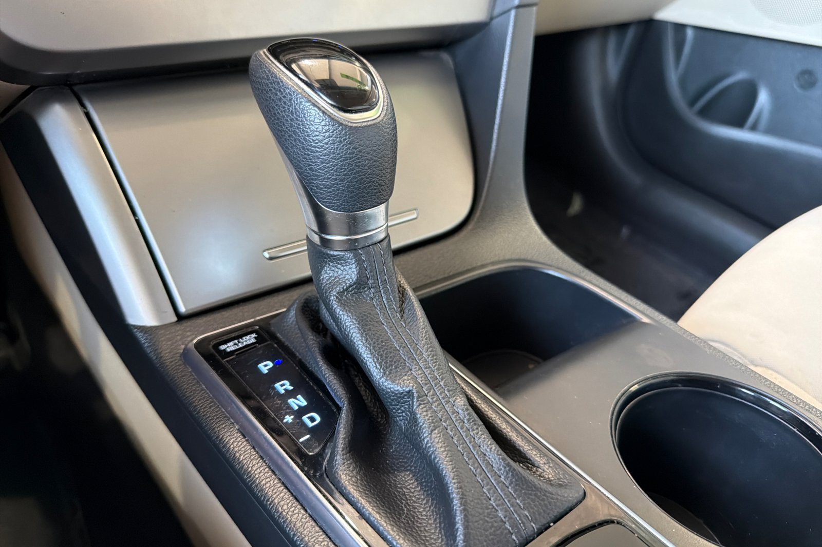 Used 2017 Brown Hyundai Base image 17