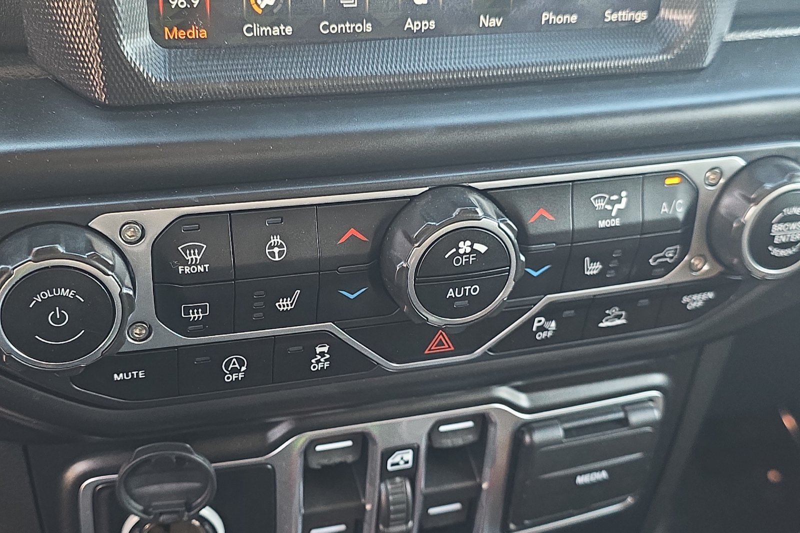 Used 2020 Gobi Clearcoat Jeep Overland image 20