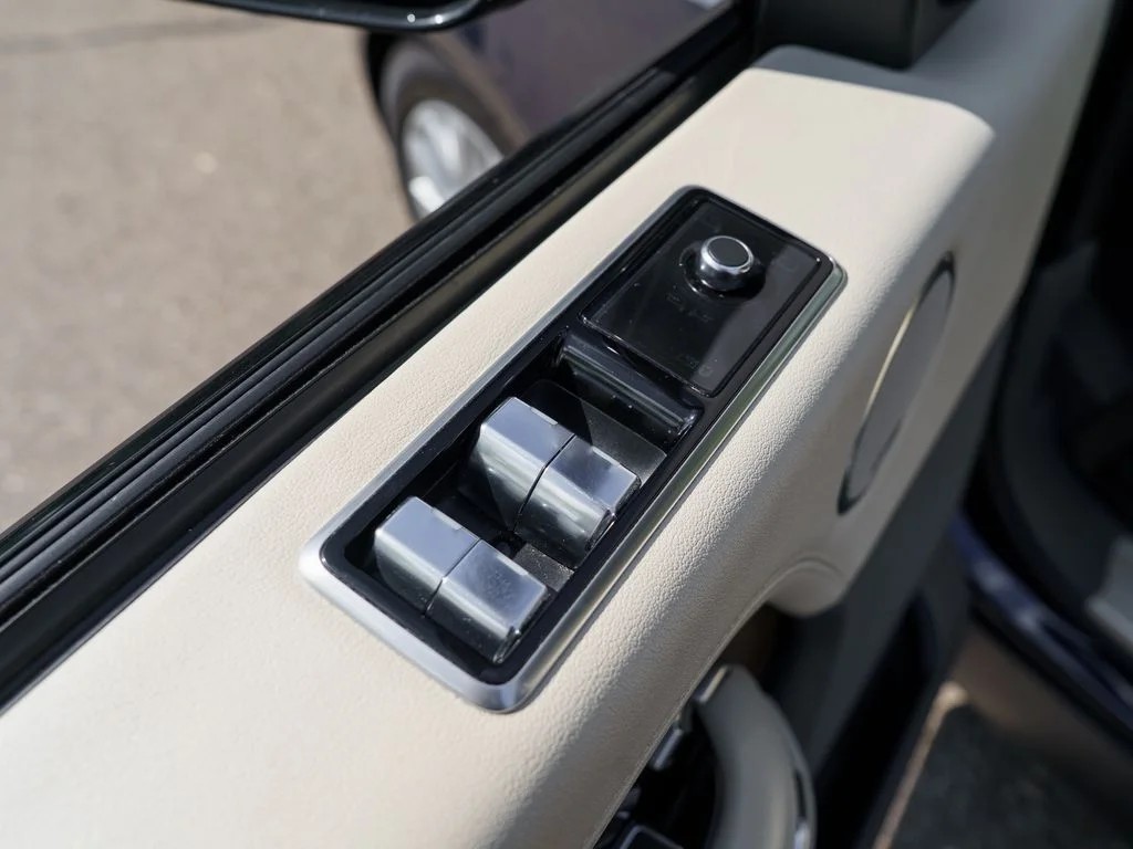 Used 2019 Loire Blue Metallic Land Rover 3.0L V6 Supercharged HSE image 16