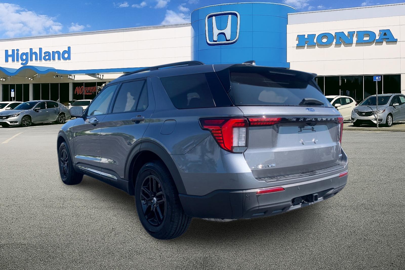 Used 2025 Gray Ford Active image 3