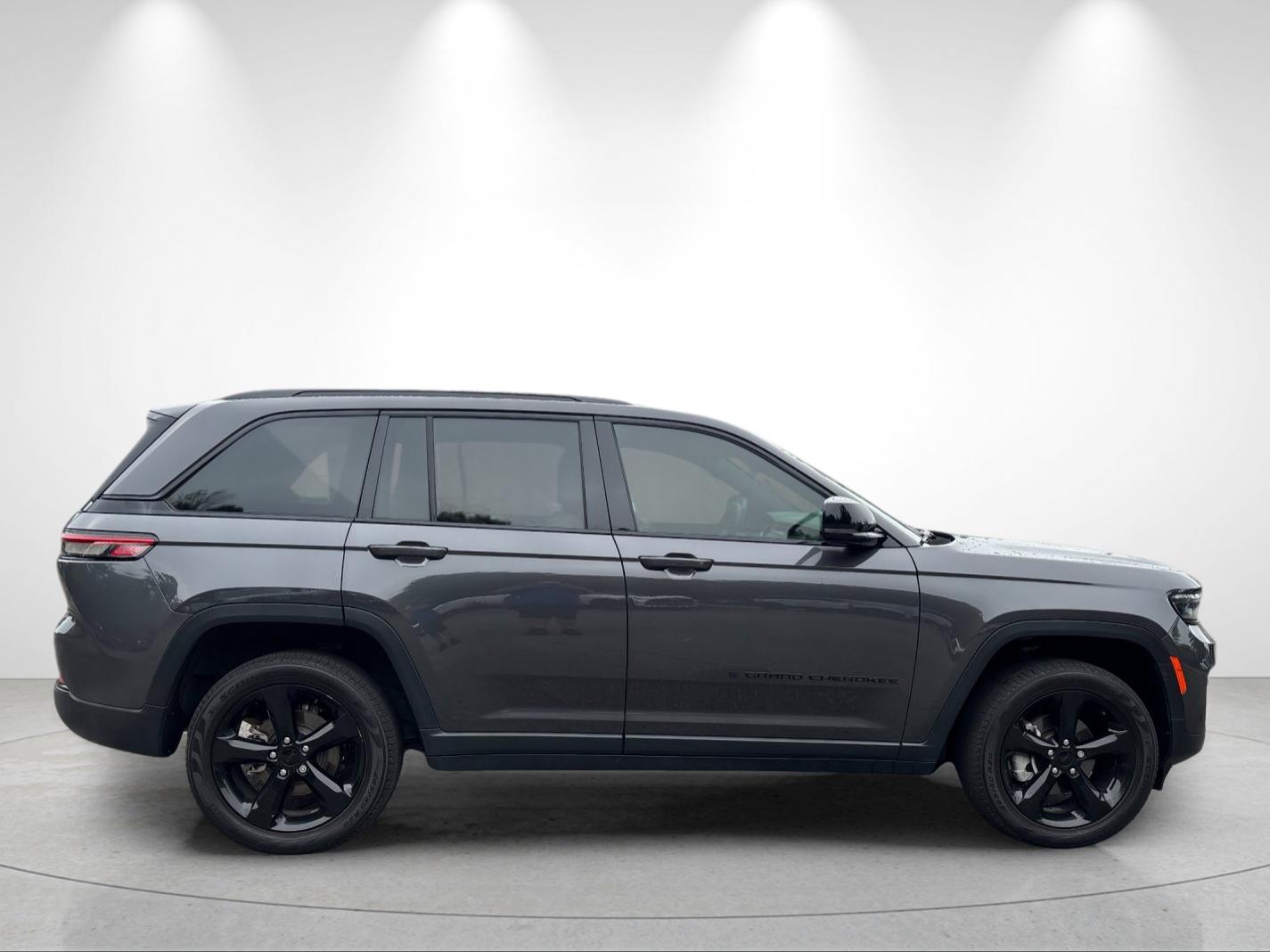 Used 2024 Baltic Gray Metallic Clearcoat Jeep Limited image 6