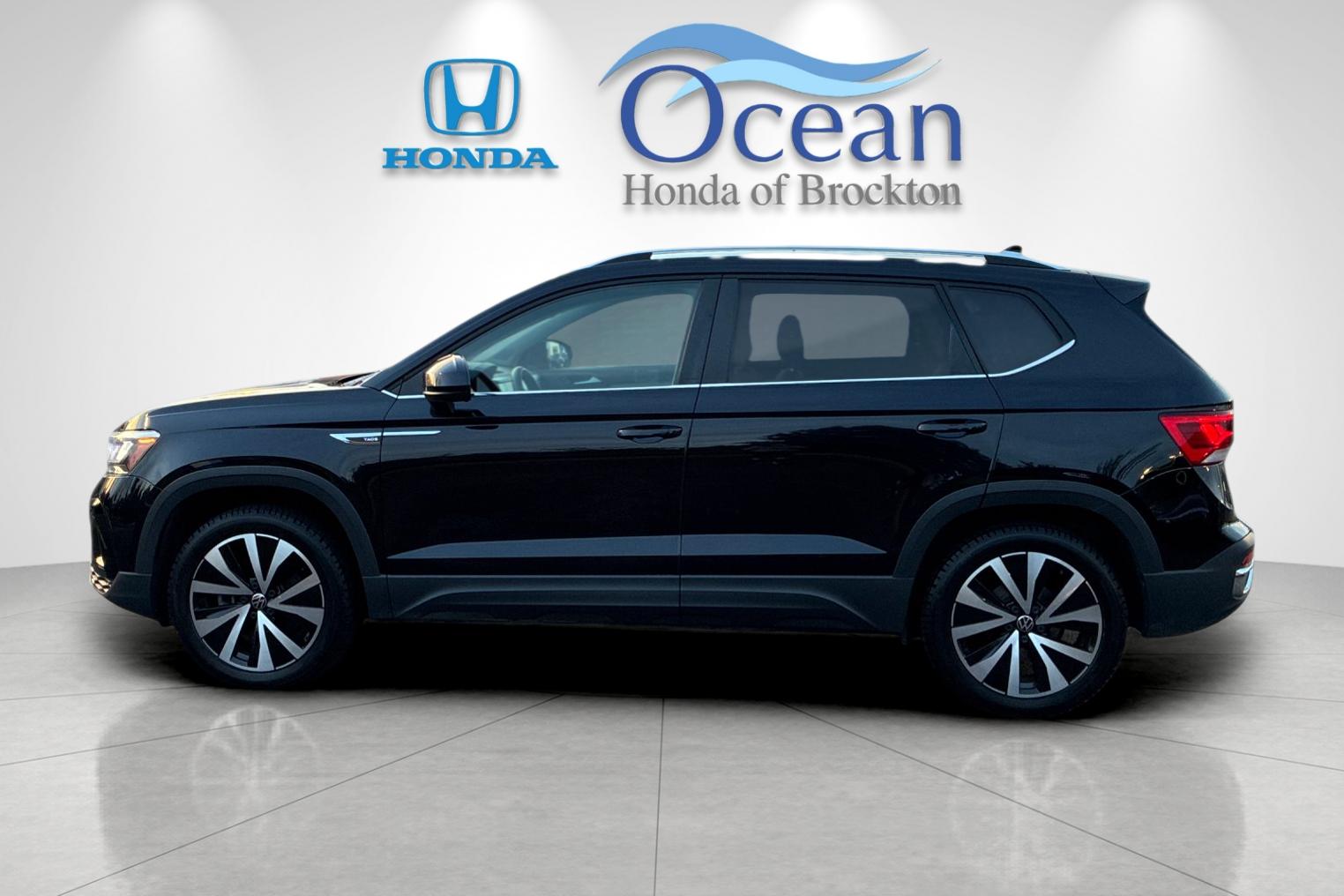 Used 2023 Deep Black Pearl Volkswagen 1.5T SE image 6
