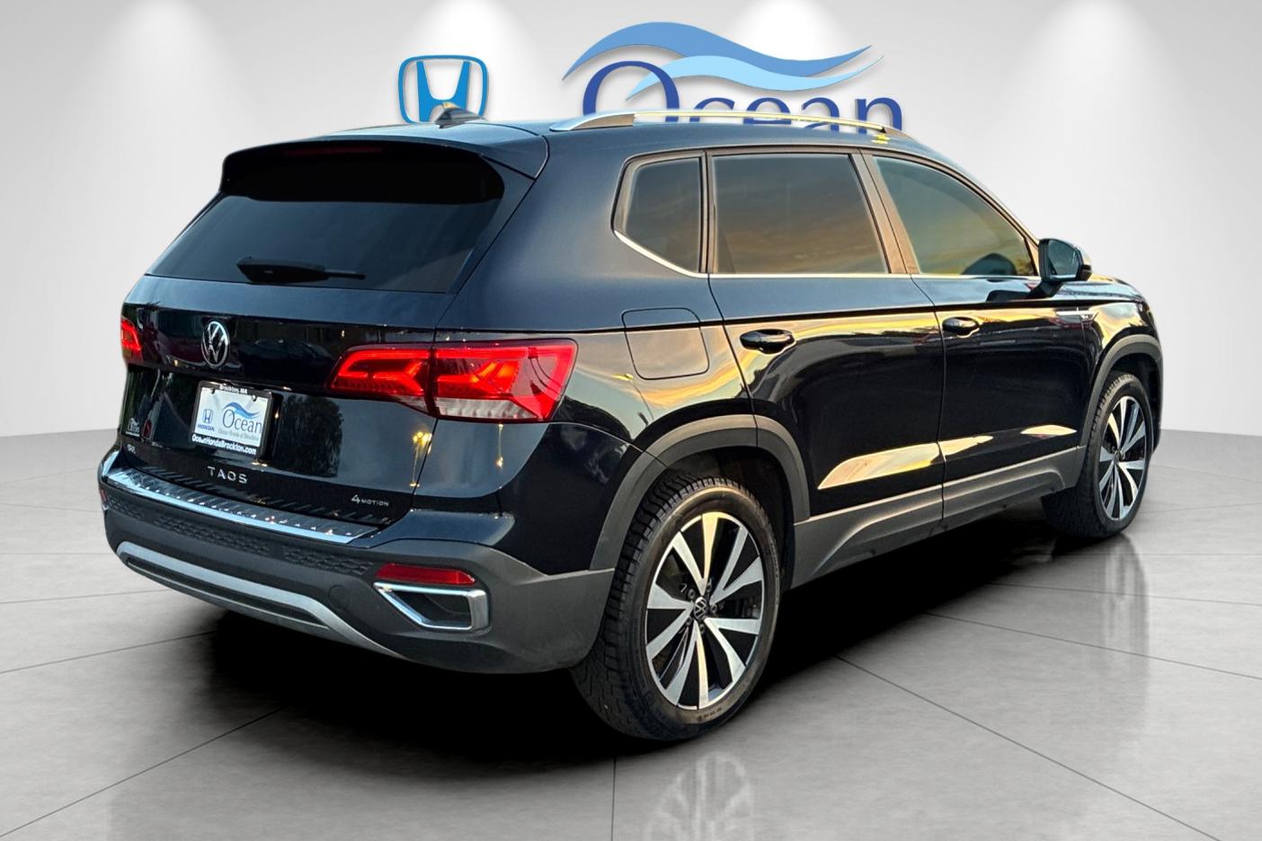 Used 2023 Deep Black Pearl Volkswagen 1.5T SE image 3